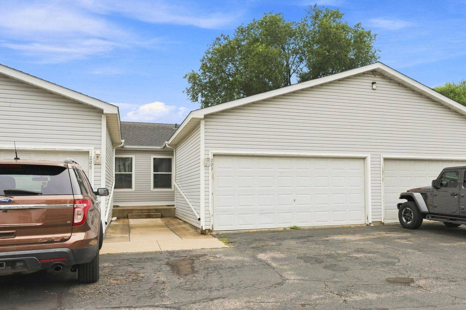 207 Shawnee TRL, Shakopee, MN 55379