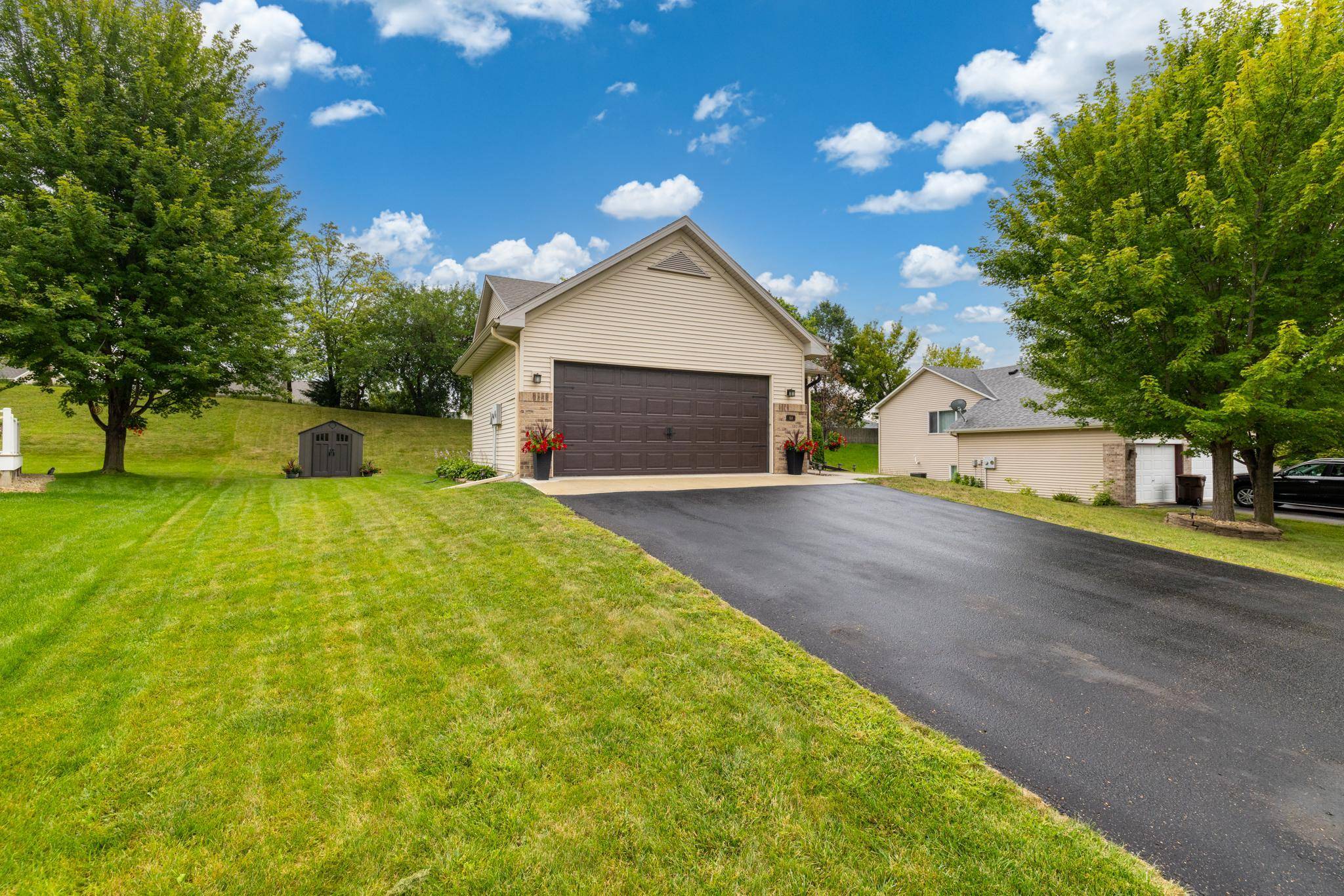 924 Firethorne TRL, Jordan, MN 55352