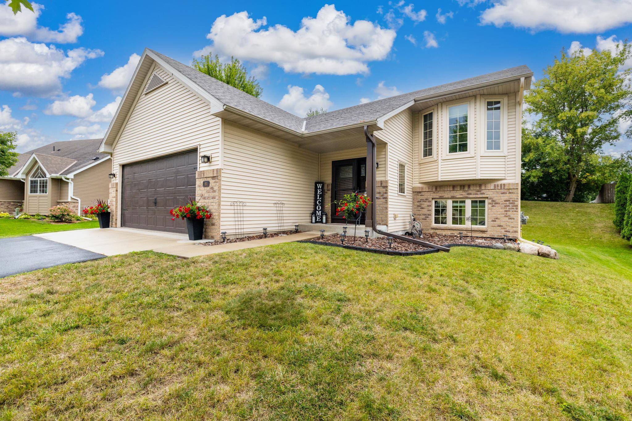 924 Firethorne TRL, Jordan, MN 55352