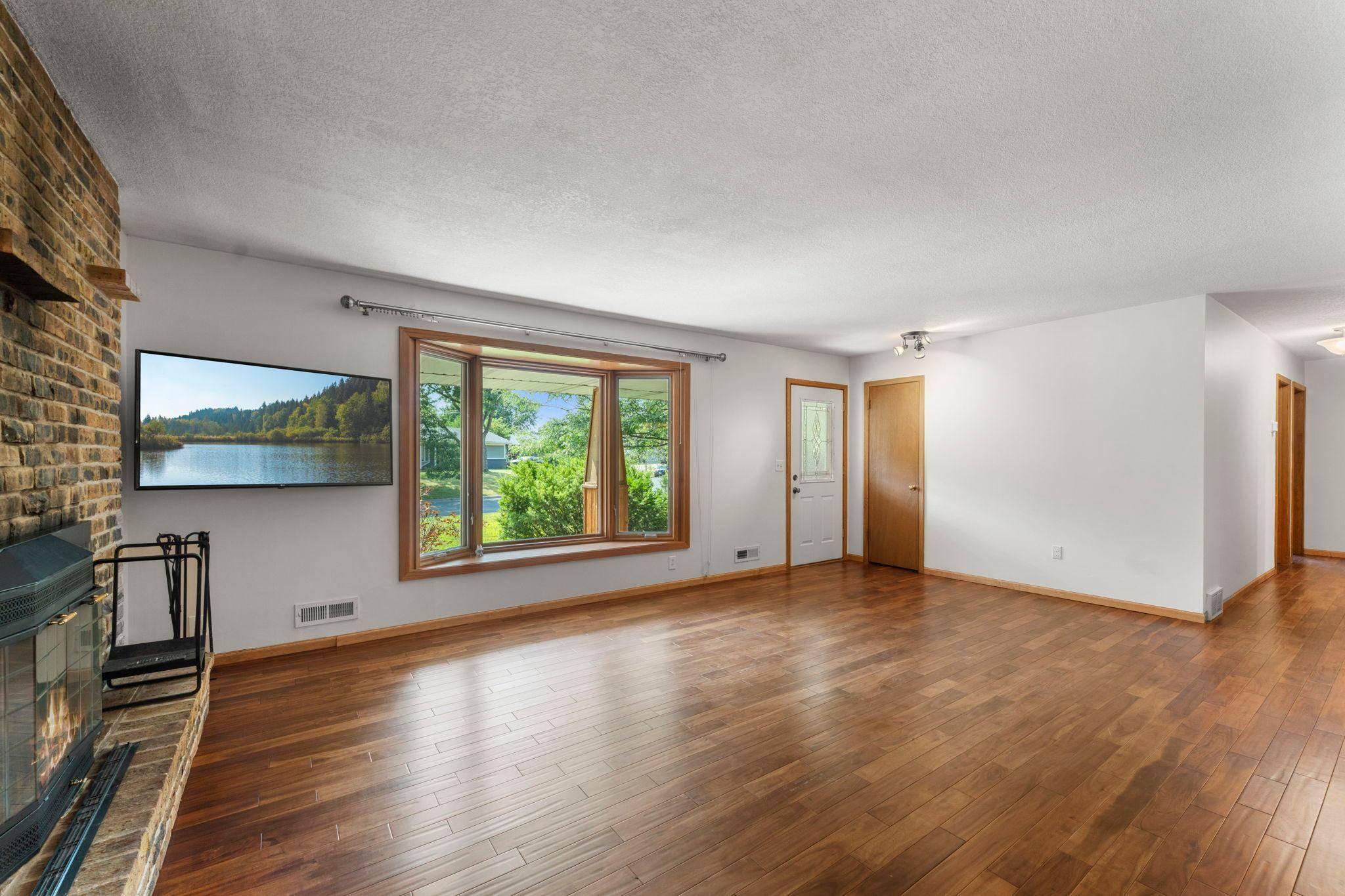 9725 Queen RD, Bloomington, MN 55431