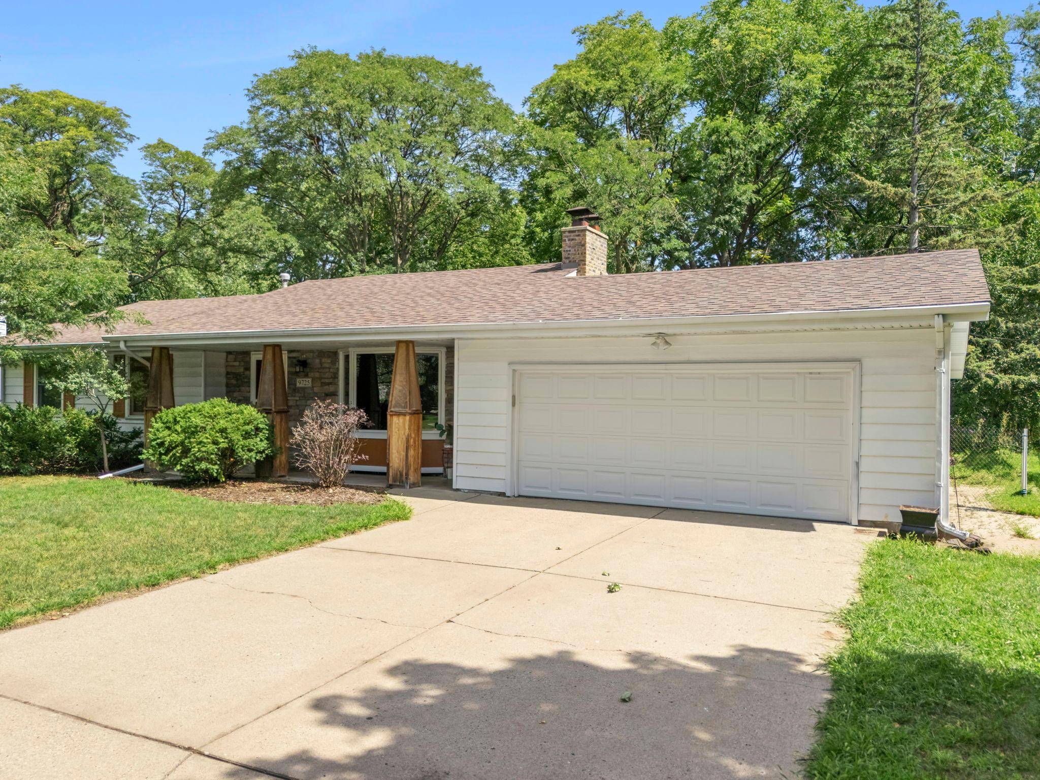 9725 Queen RD, Bloomington, MN 55431