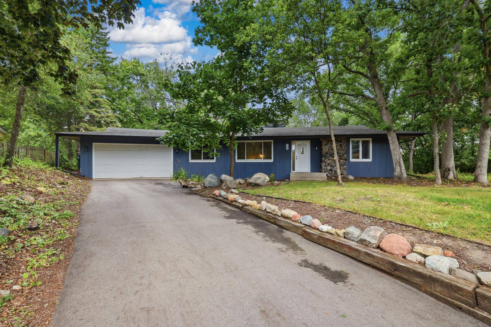 135 Sabra CT, Apple Valley, MN 55124