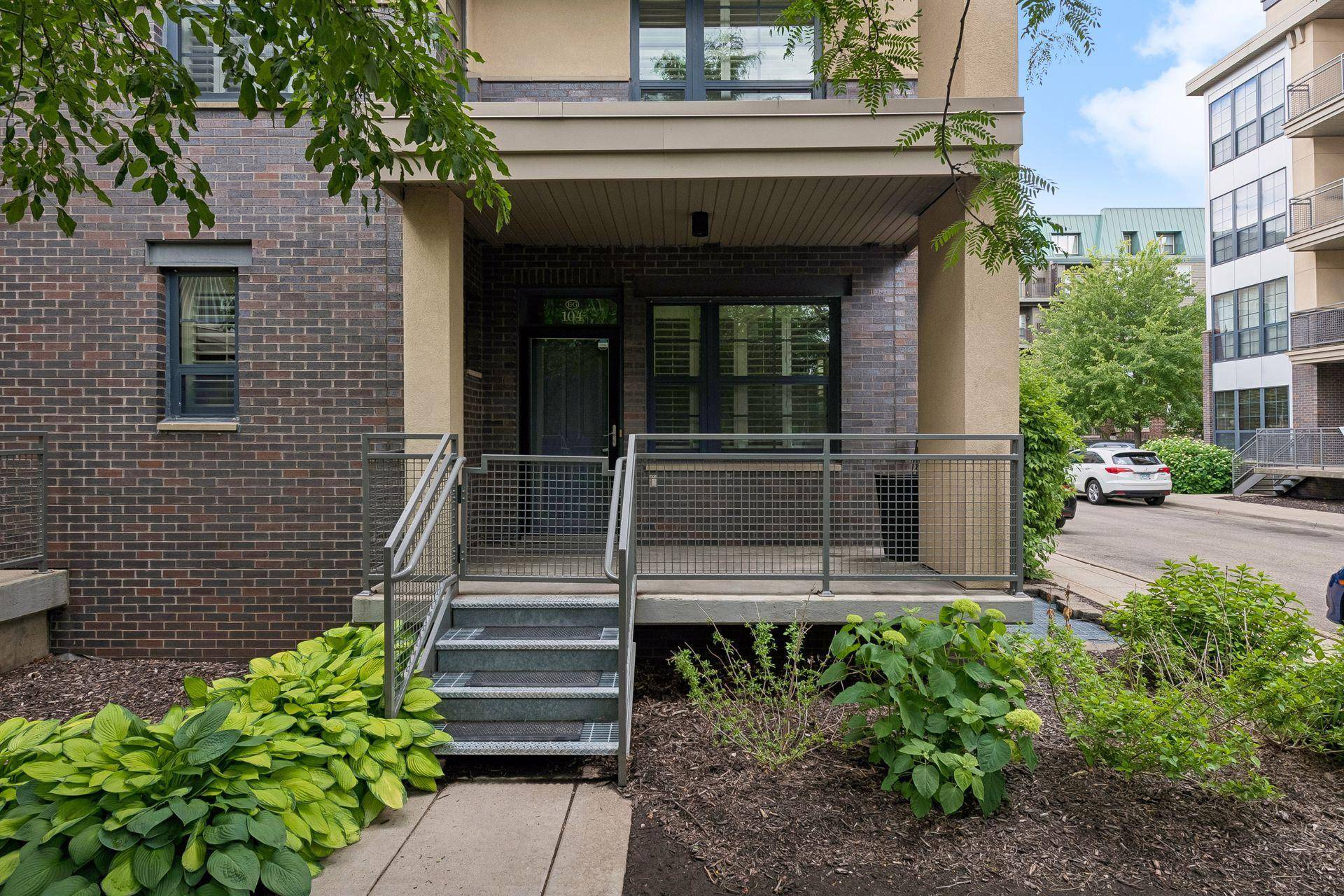 2566 Ellis AVE #104, Saint Paul, MN 55114