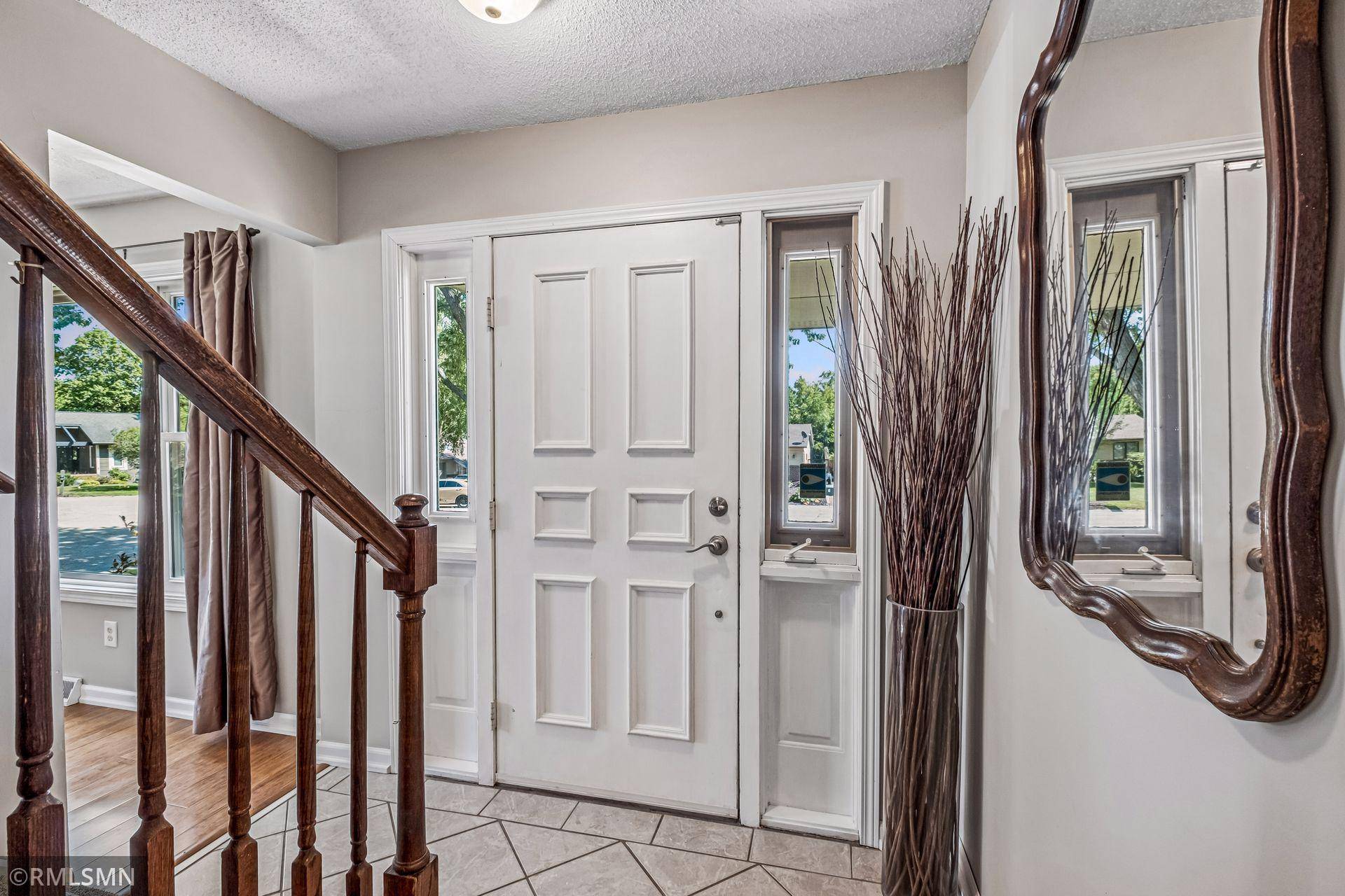 1440 Valley View RD, Chaska, MN 55318