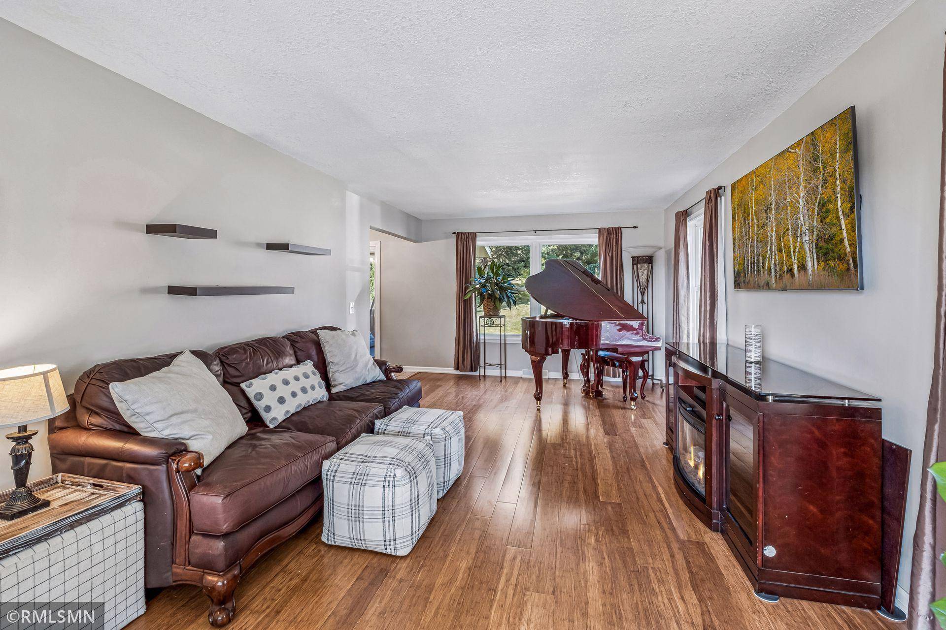 1440 Valley View RD, Chaska, MN 55318