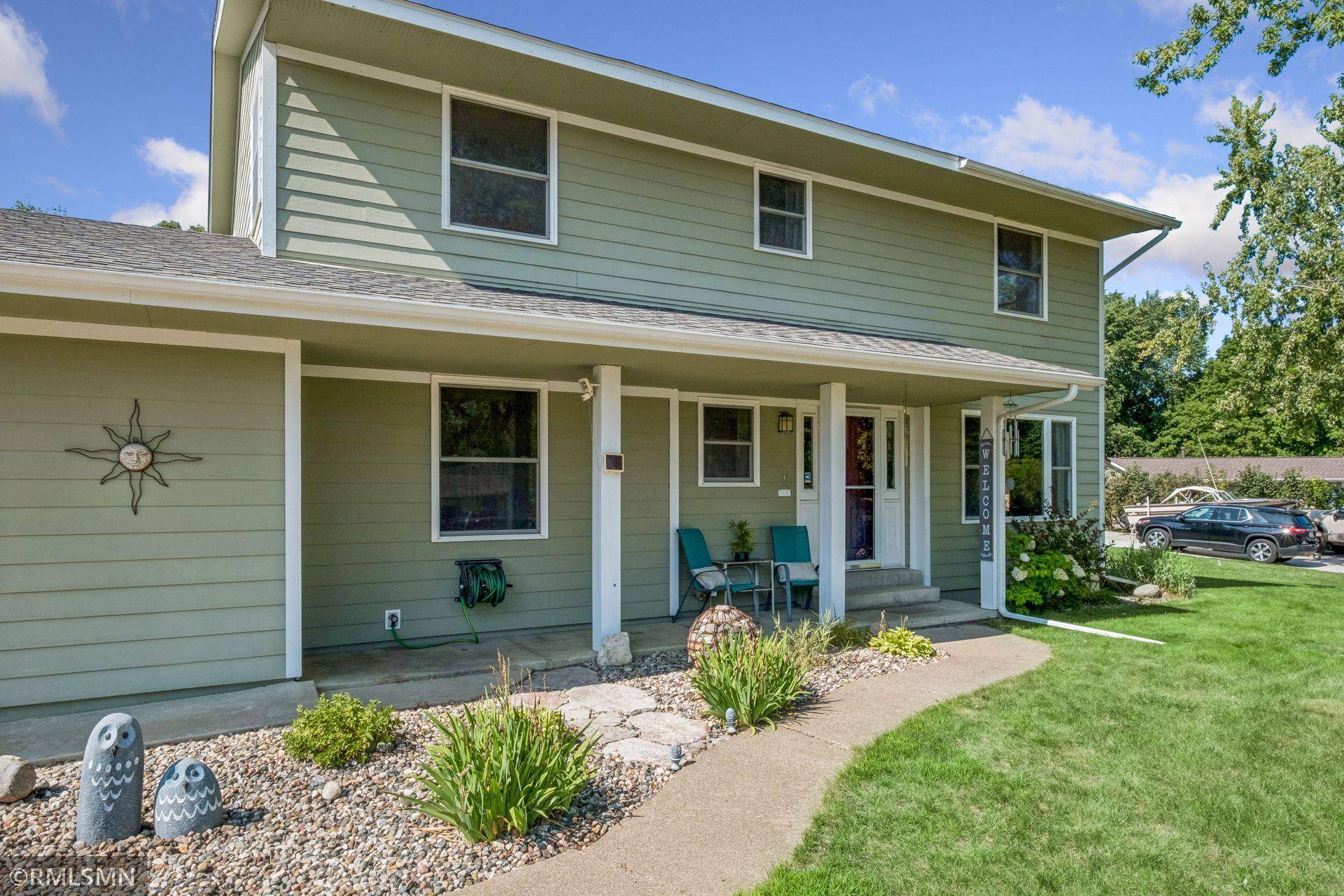 1440 Valley View RD, Chaska, MN 55318