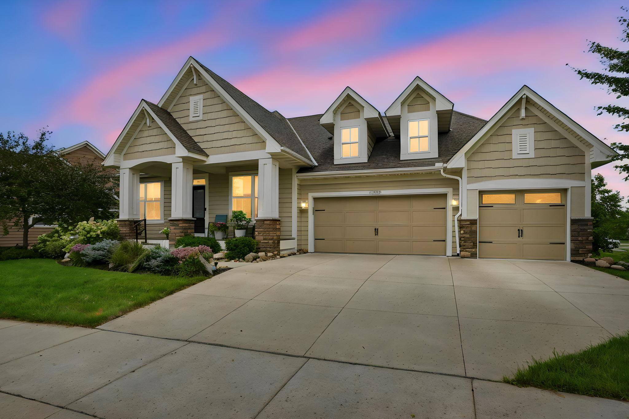 16588 E Lake DR, Lakeville, MN 55044