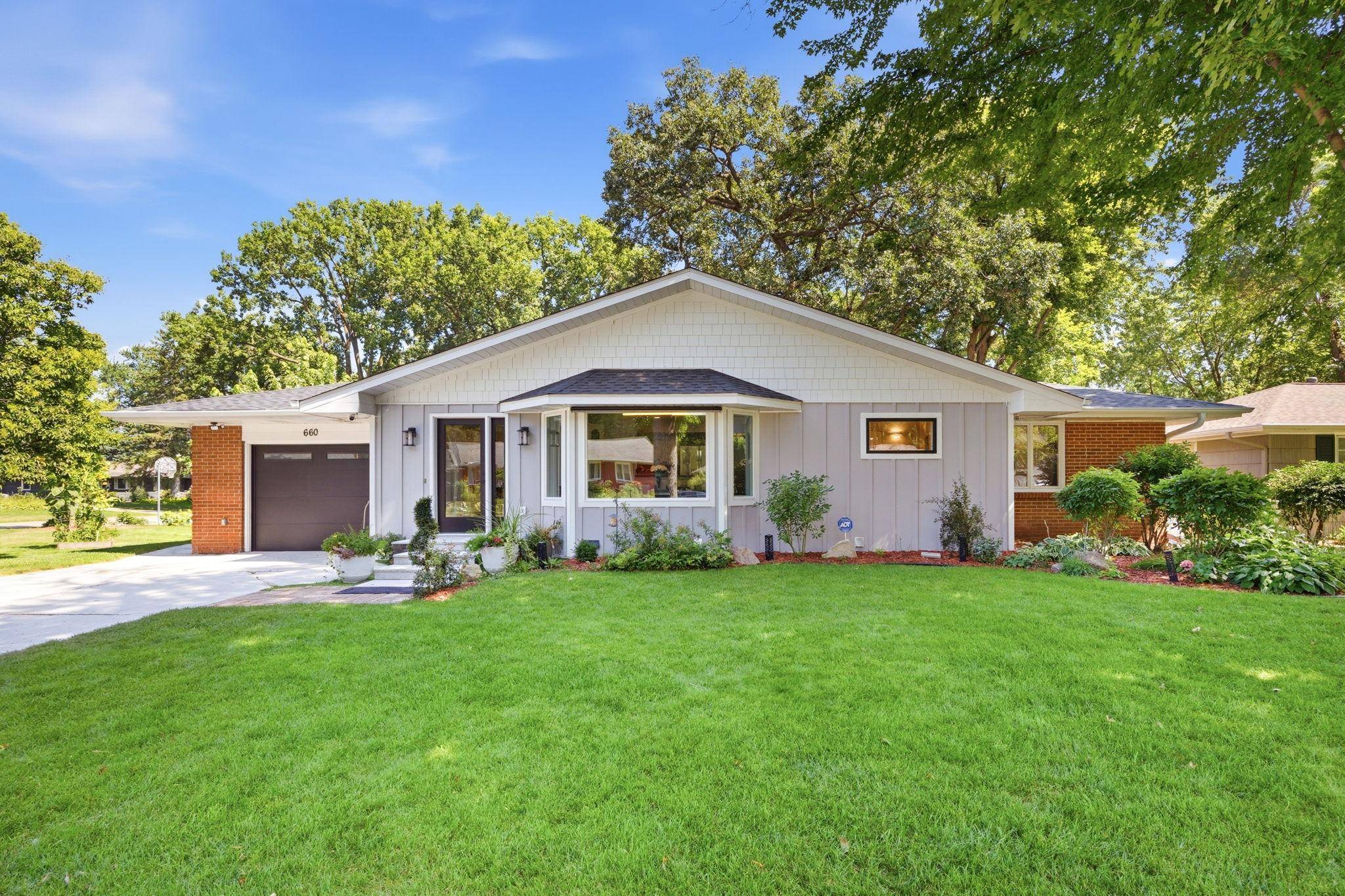 660 Harmony CIR, Wayzata, MN 55391