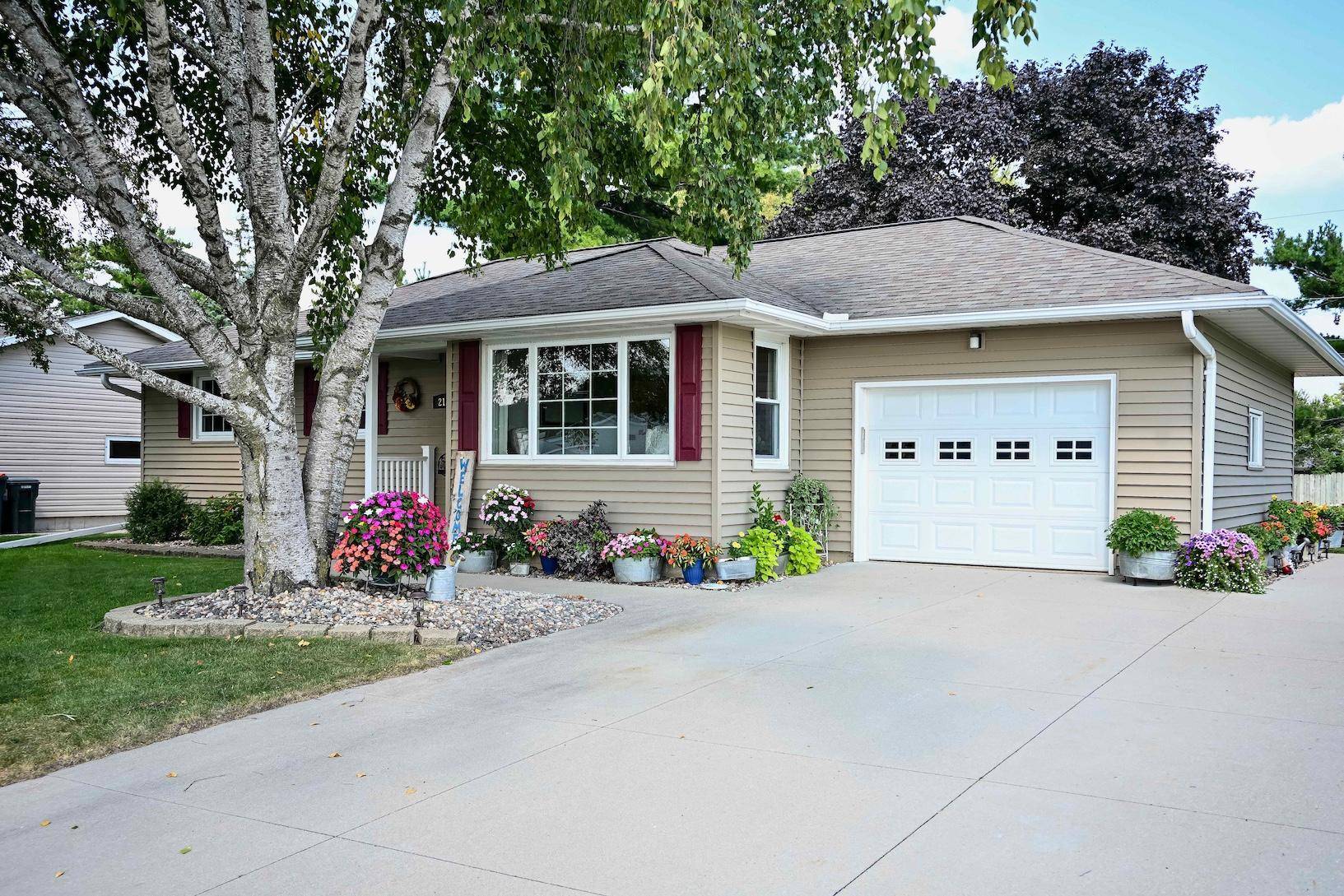 211 6th ST SW, Eyota, MN 55934