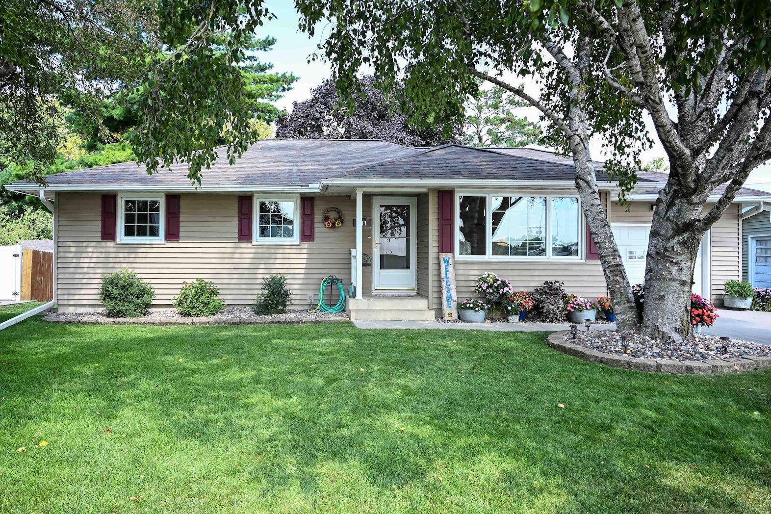 211 6th ST SW, Eyota, MN 55934