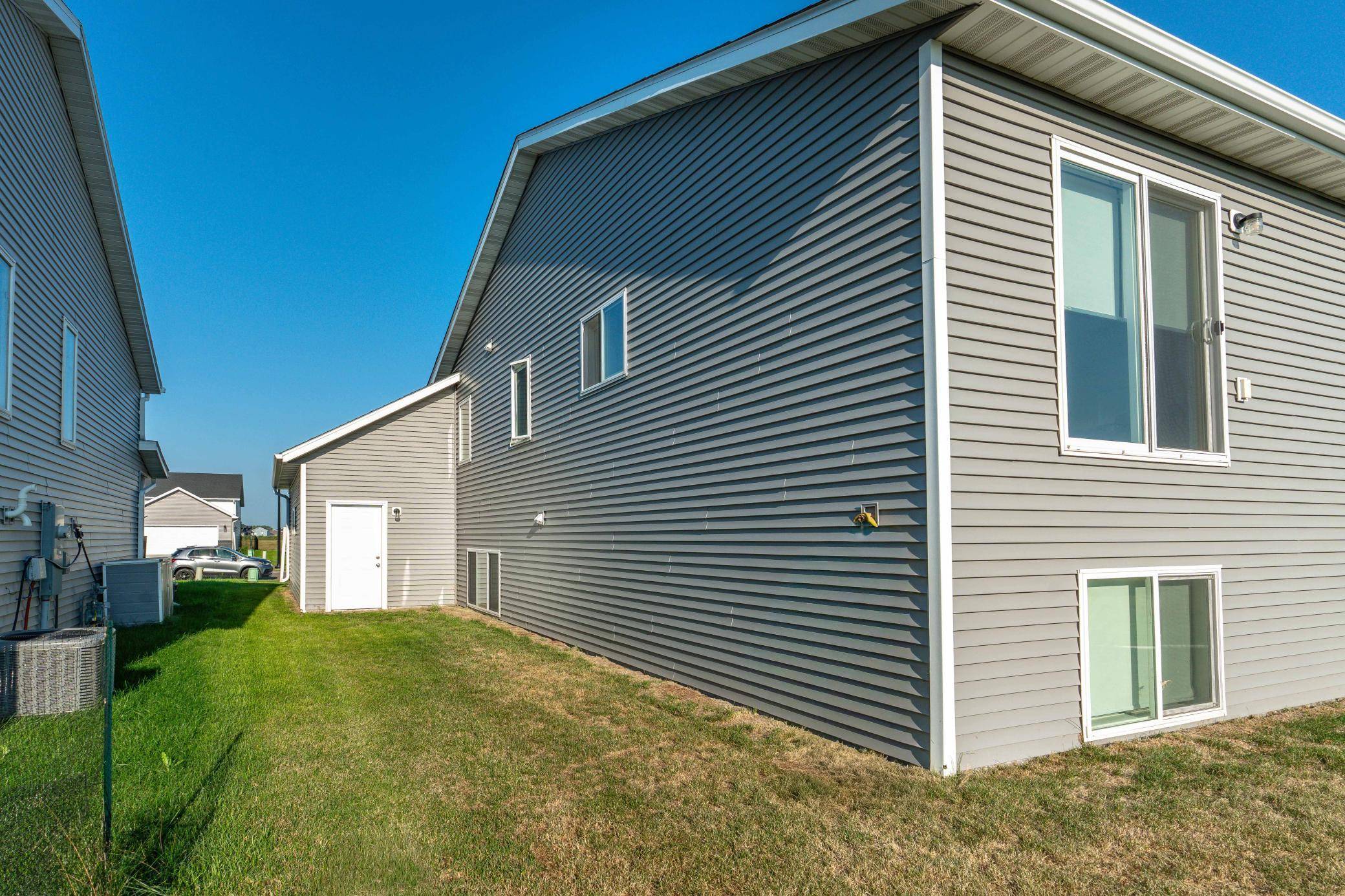6582 28th ST S, Fargo, ND 58104