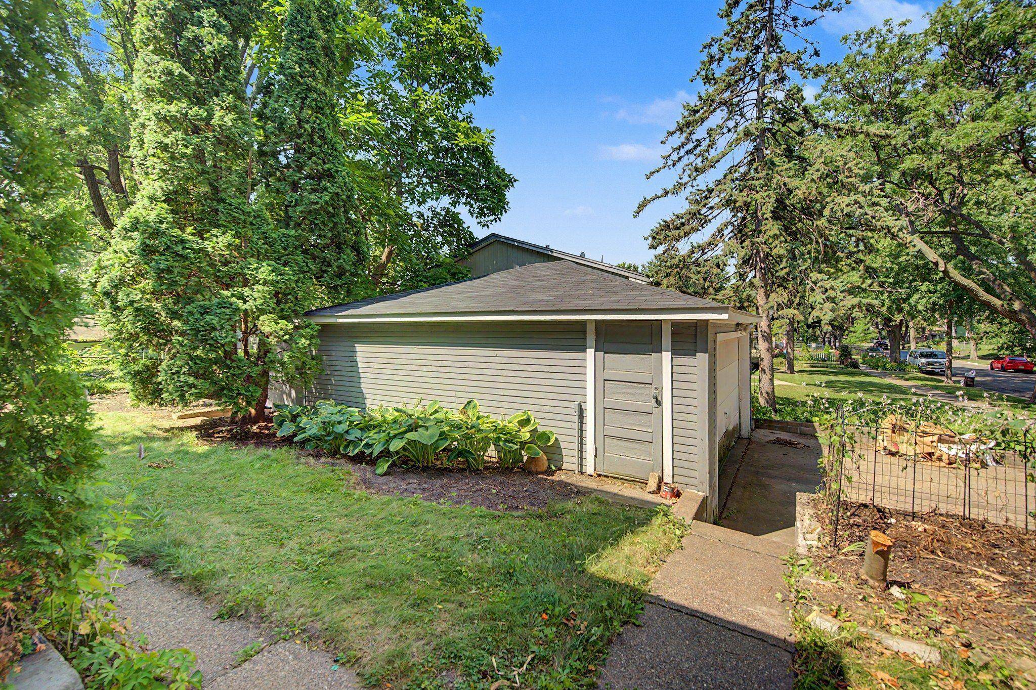987 Earl ST, Saint Paul, MN 55106
