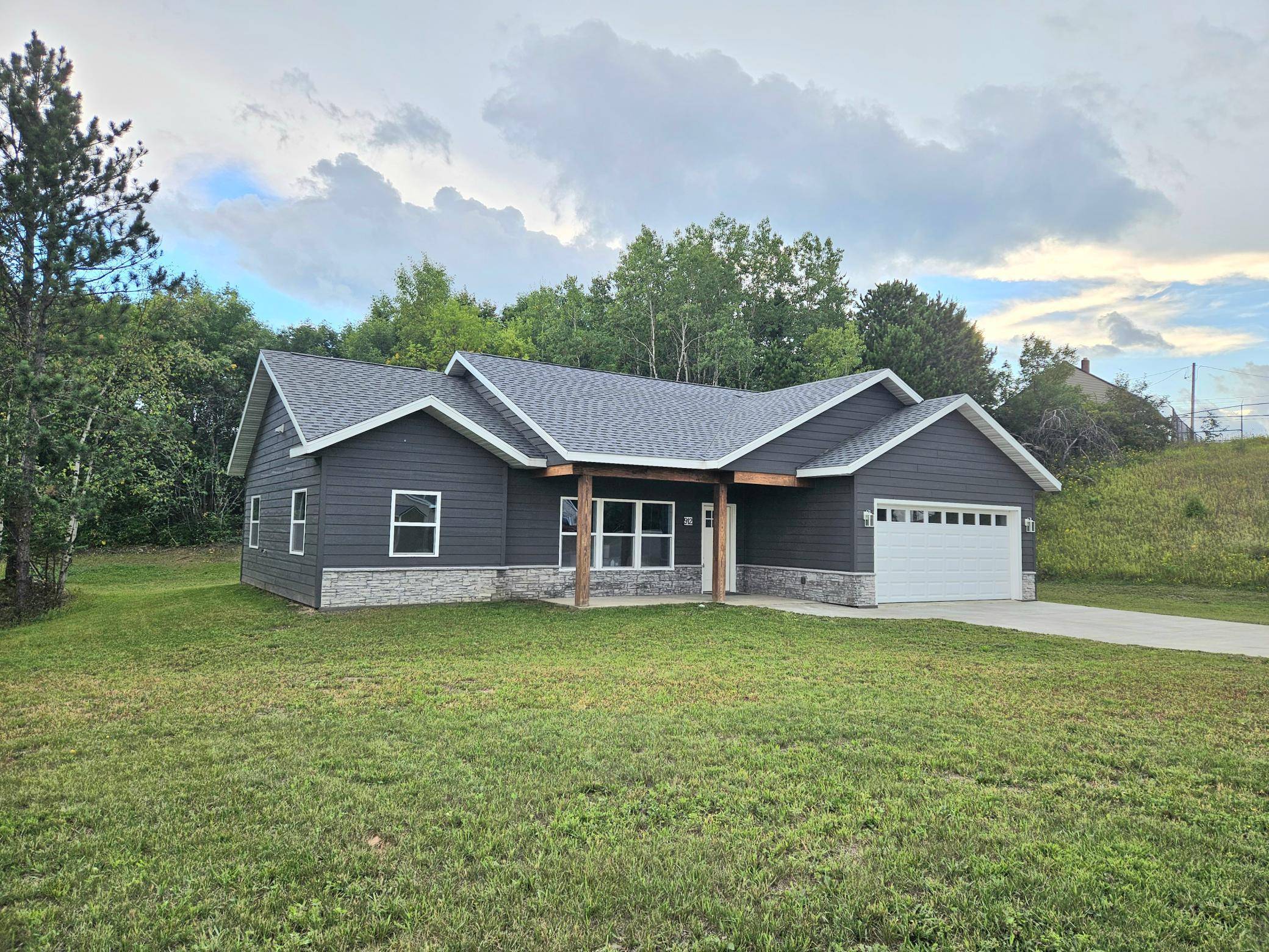 912 Carter Circle, Eveleth, MN 55734