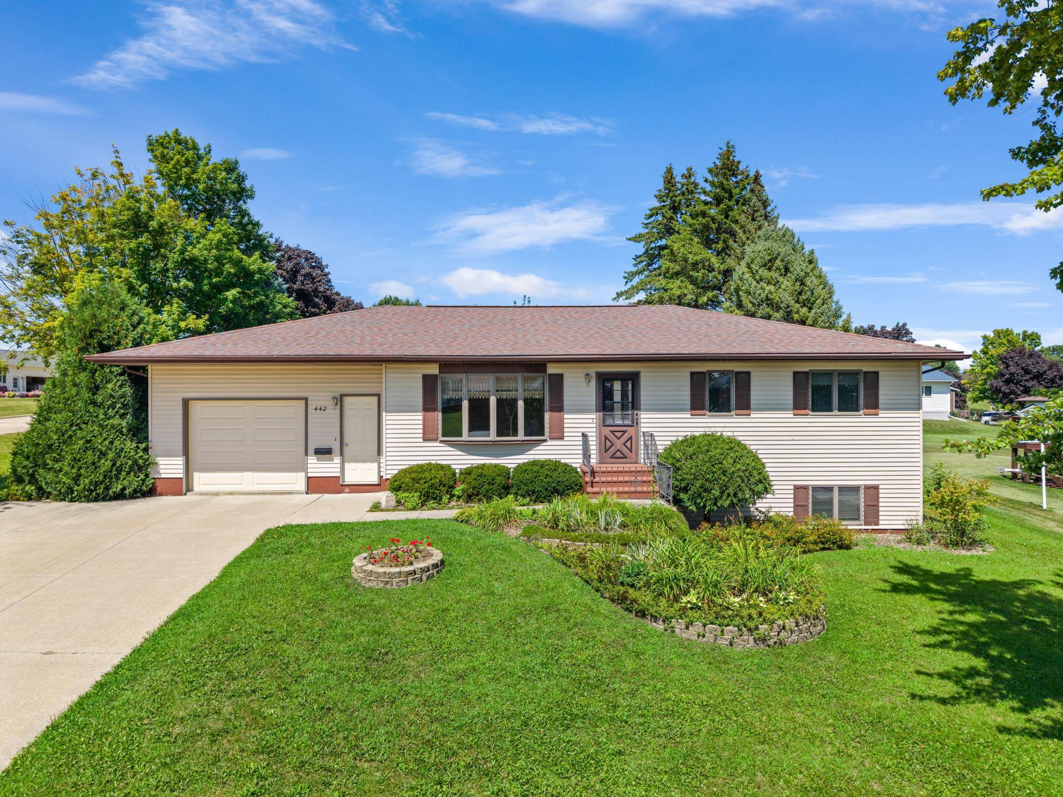 442 S Sunnyside DR, Caledonia, MN 55921