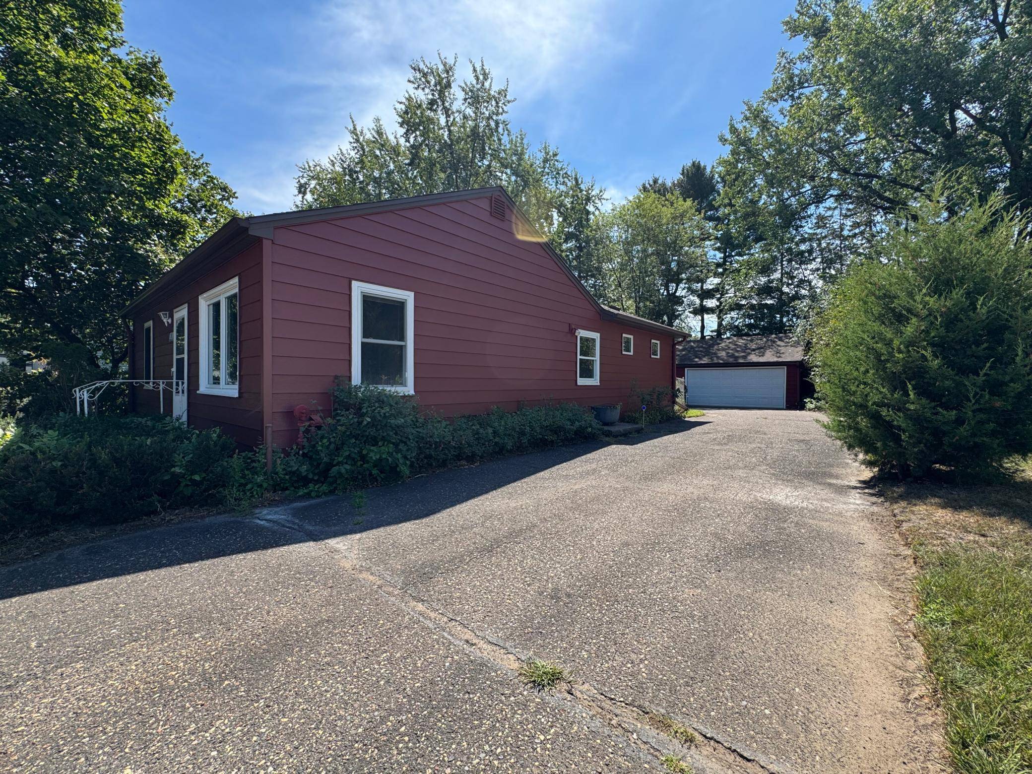 830 Sandhurst DR W, Roseville, MN 55113