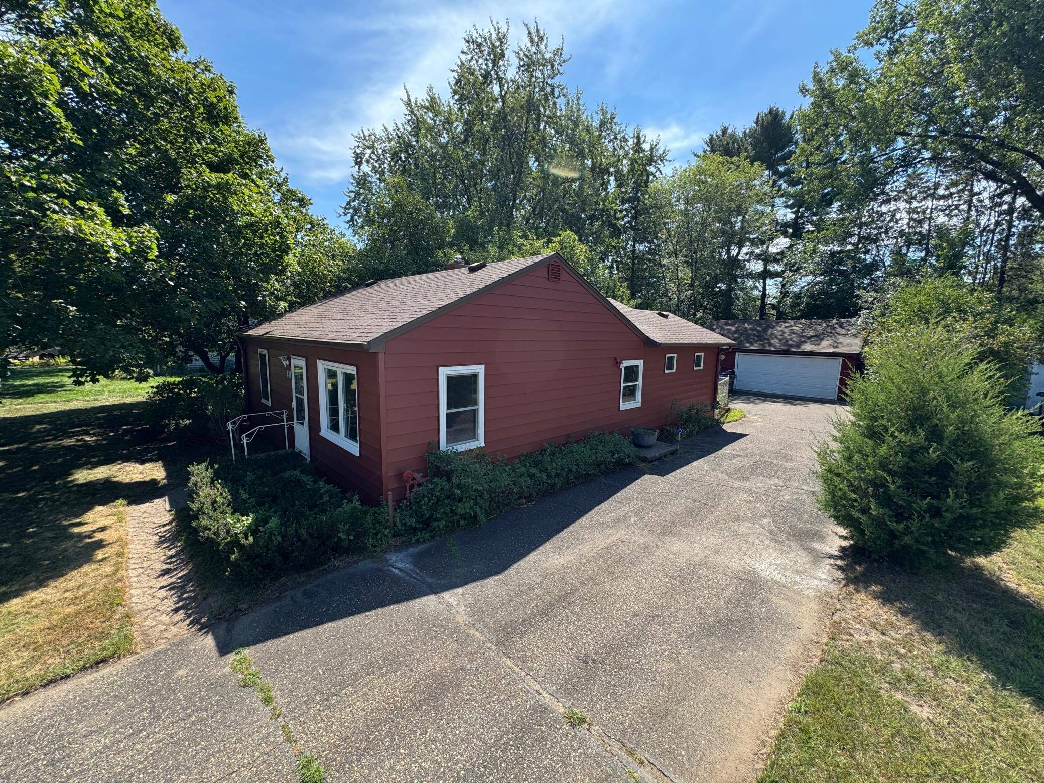 830 Sandhurst DR W, Roseville, MN 55113
