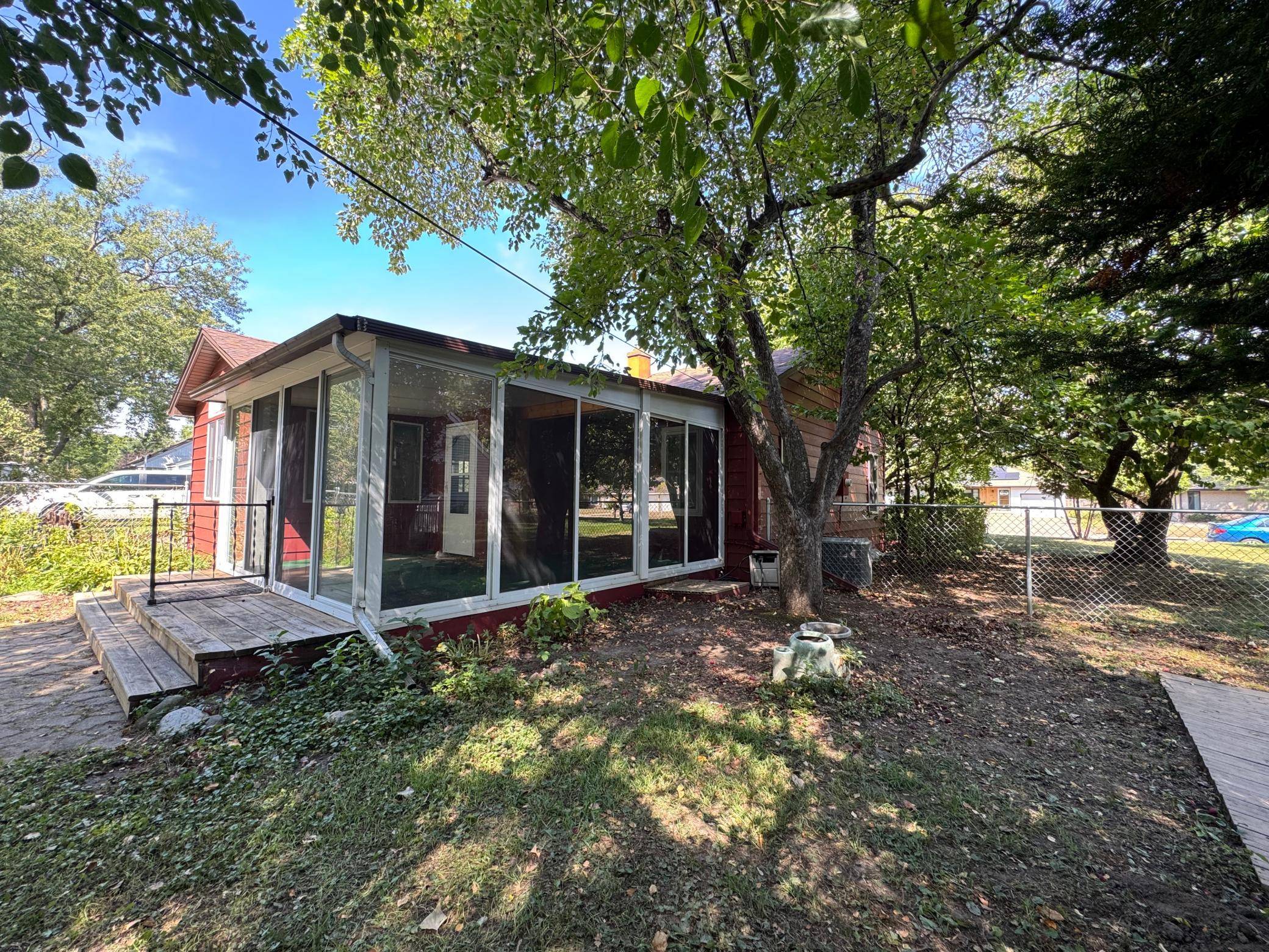 830 Sandhurst DR W, Roseville, MN 55113