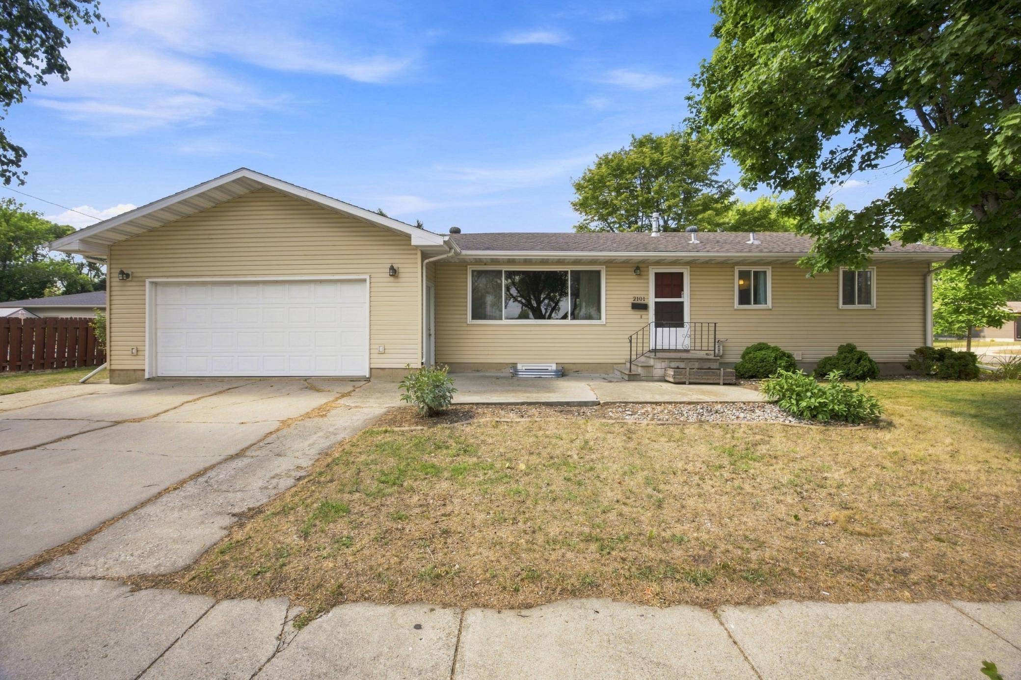 2101 20th ST S, Moorhead, MN 56560