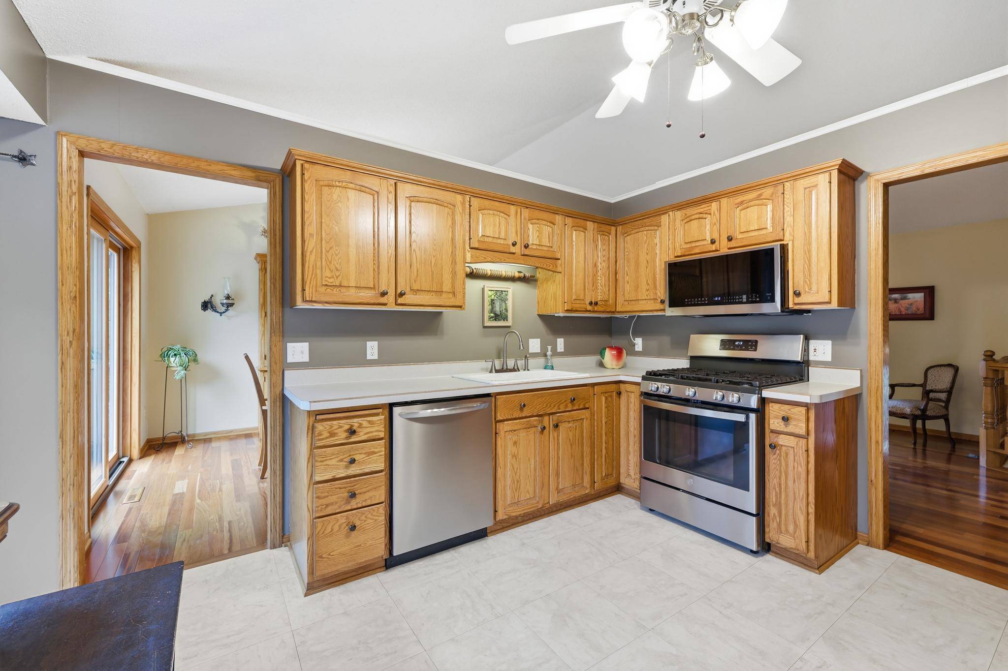 1123 Ridge Bluff DR, Chaska, MN 55318