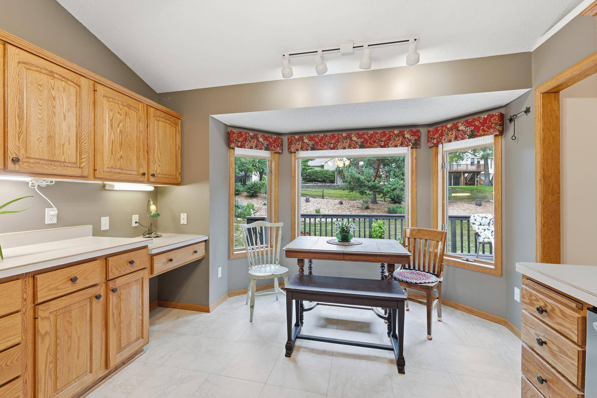 1123 Ridge Bluff DR, Chaska, MN 55318