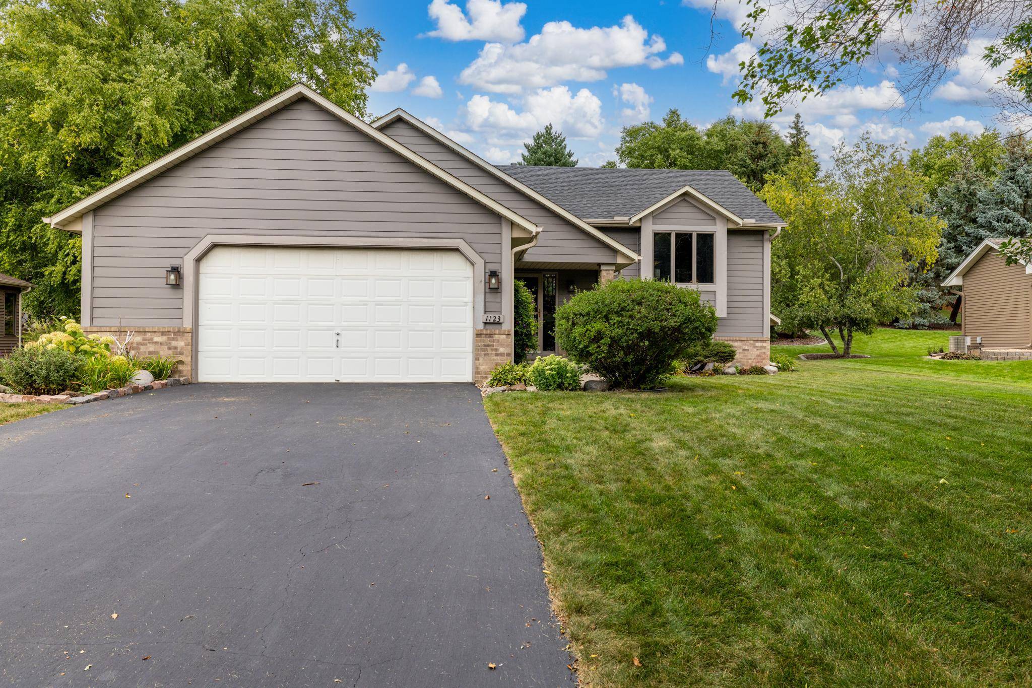 1123 Ridge Bluff DR, Chaska, MN 55318