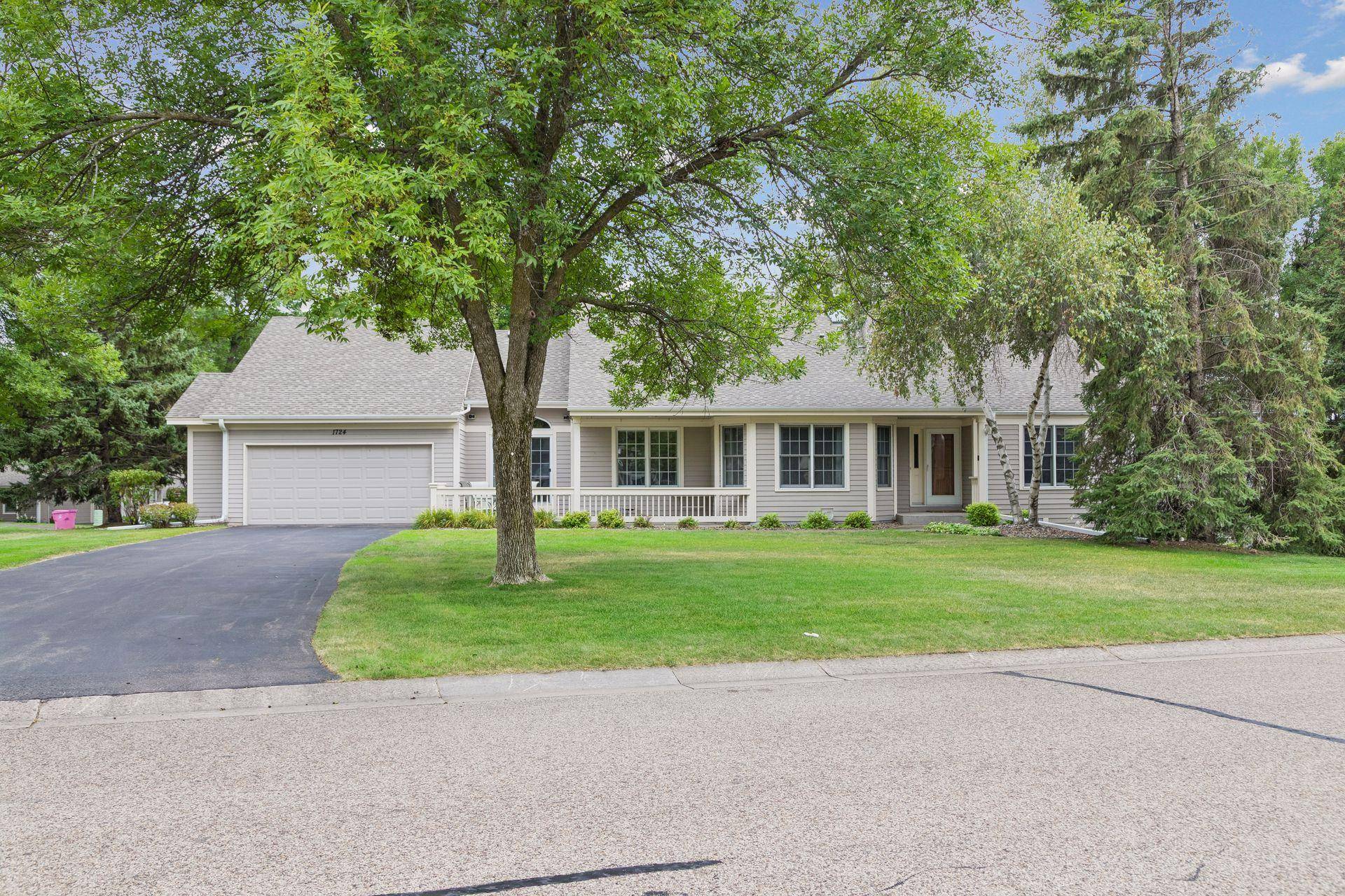 1724 Donegal DR, Woodbury, MN 55125