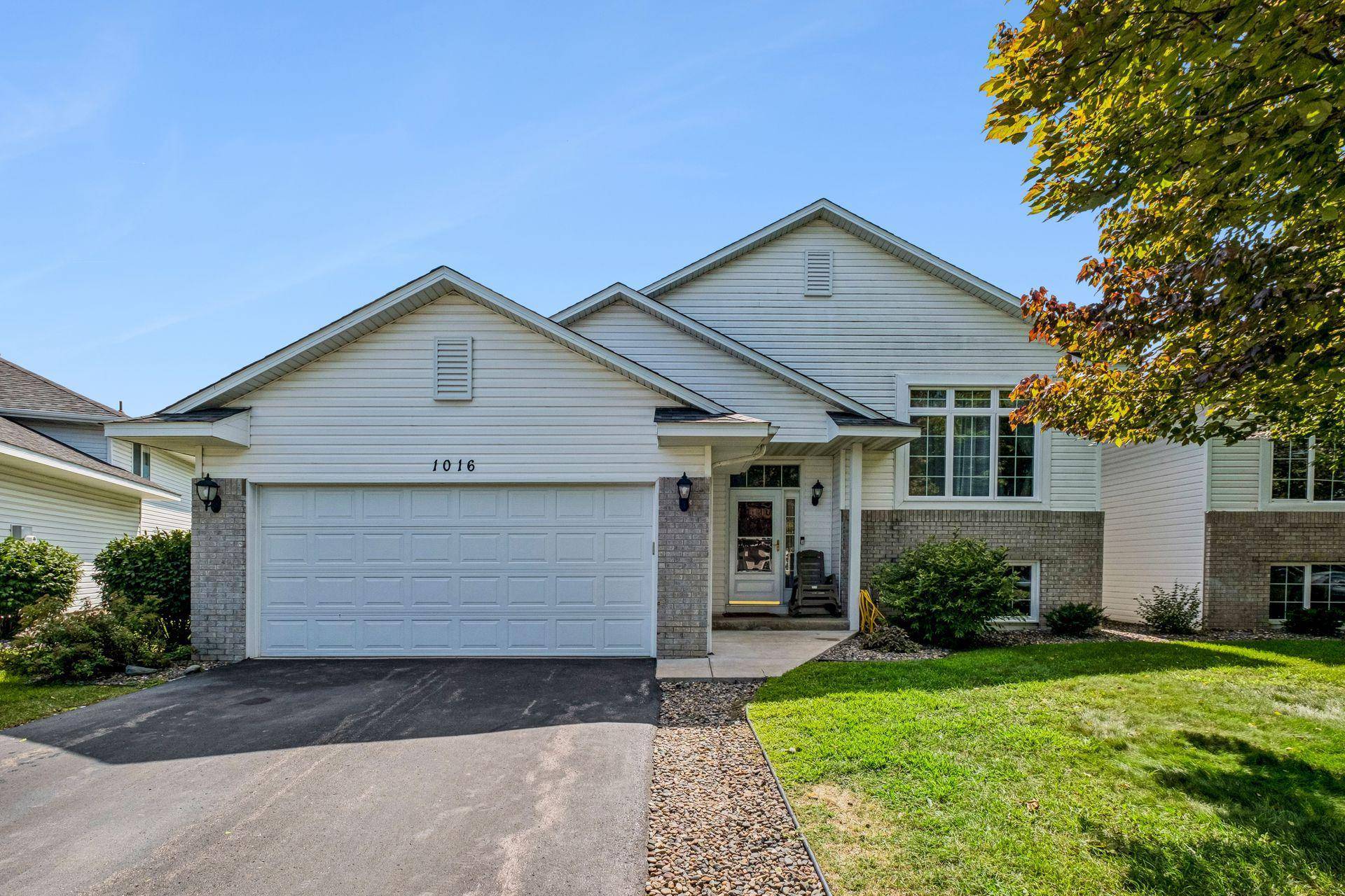 1016 Lilac CT, Shakopee, MN 55379