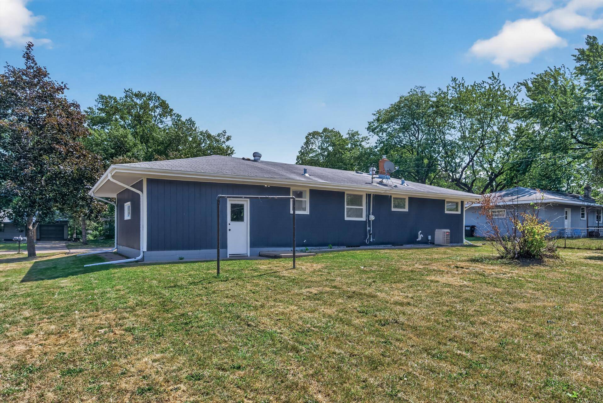 2833 Farrington ST, Roseville, MN 55113