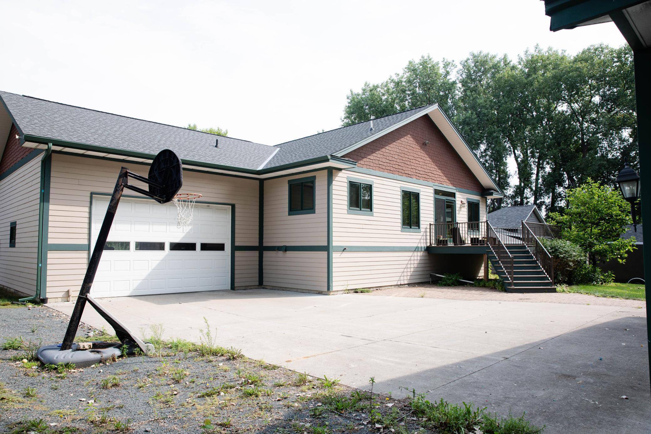 930 County Road C E, Maplewood, MN 55109