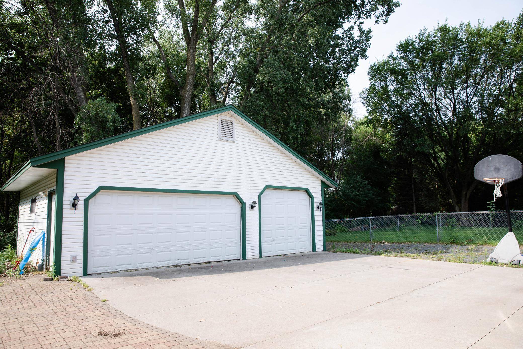 930 County Road C E, Maplewood, MN 55109