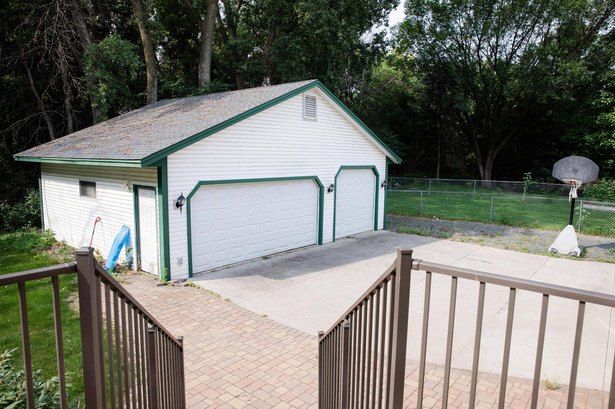 930 County Road C E, Maplewood, MN 55109