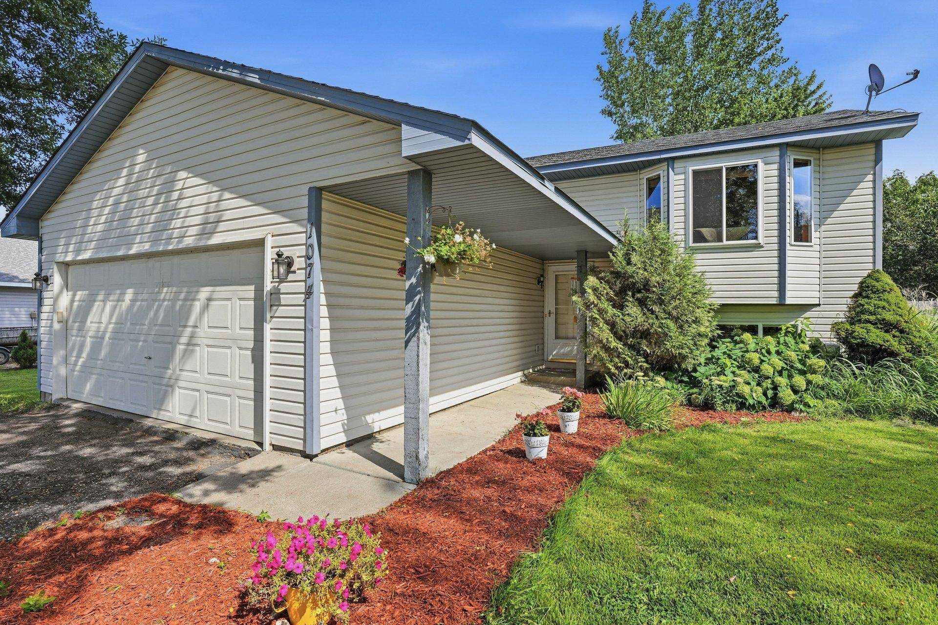 1074 Meadow ST, Cologne, MN 55322