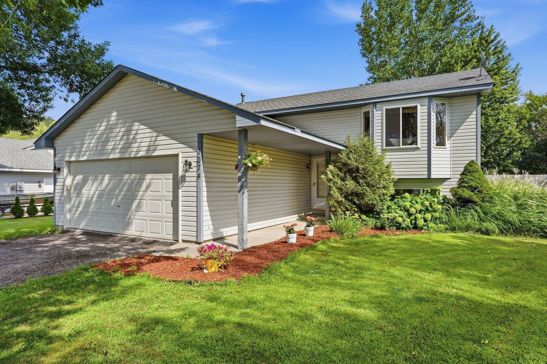 1074 Meadow ST, Cologne, MN 55322