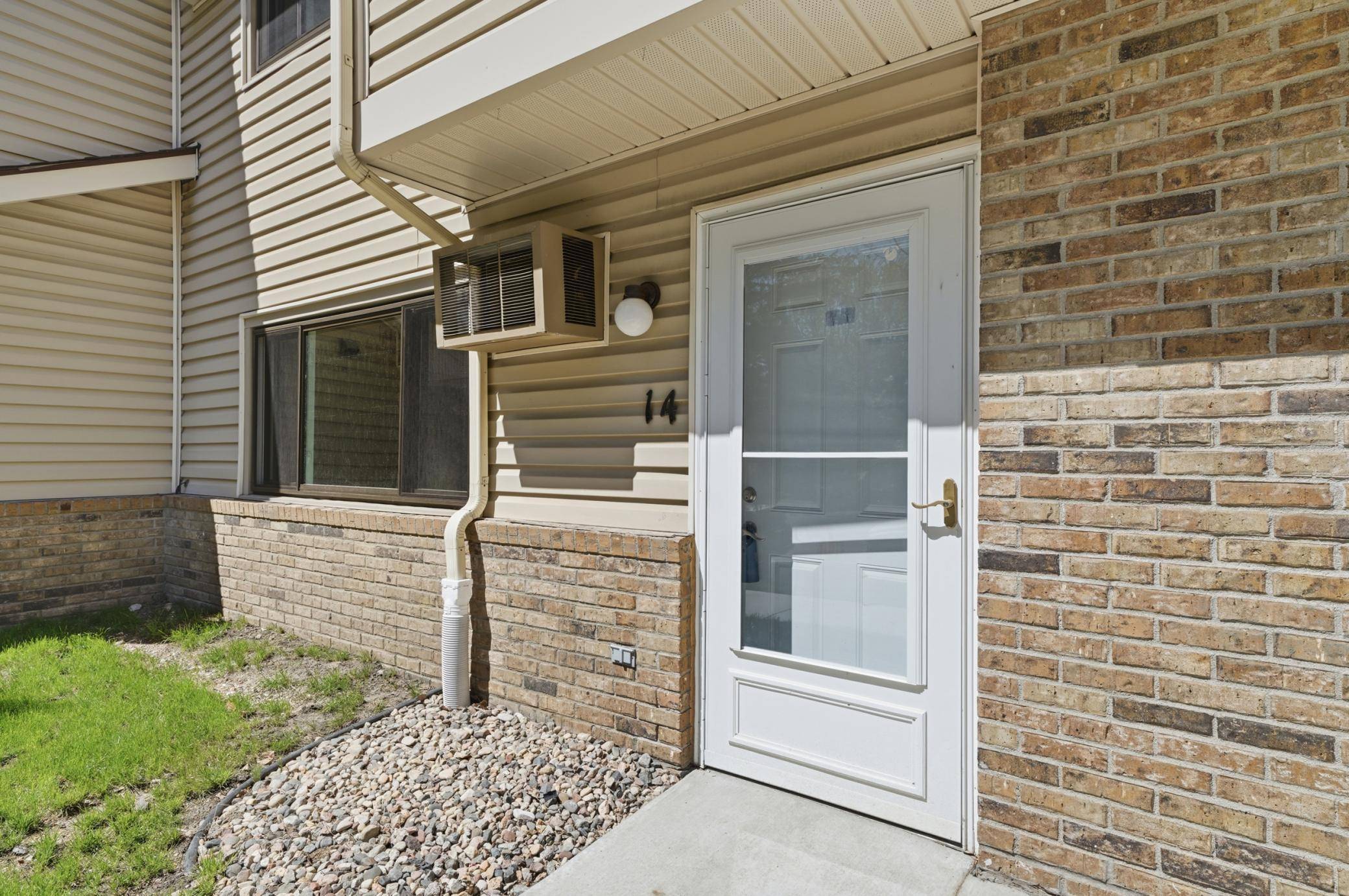14 E 13th ST, Waconia, MN 55387