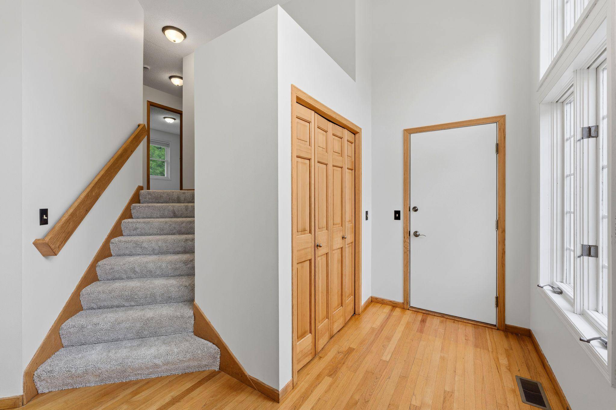 2320 Parkview LN, Woodbury, MN 55125