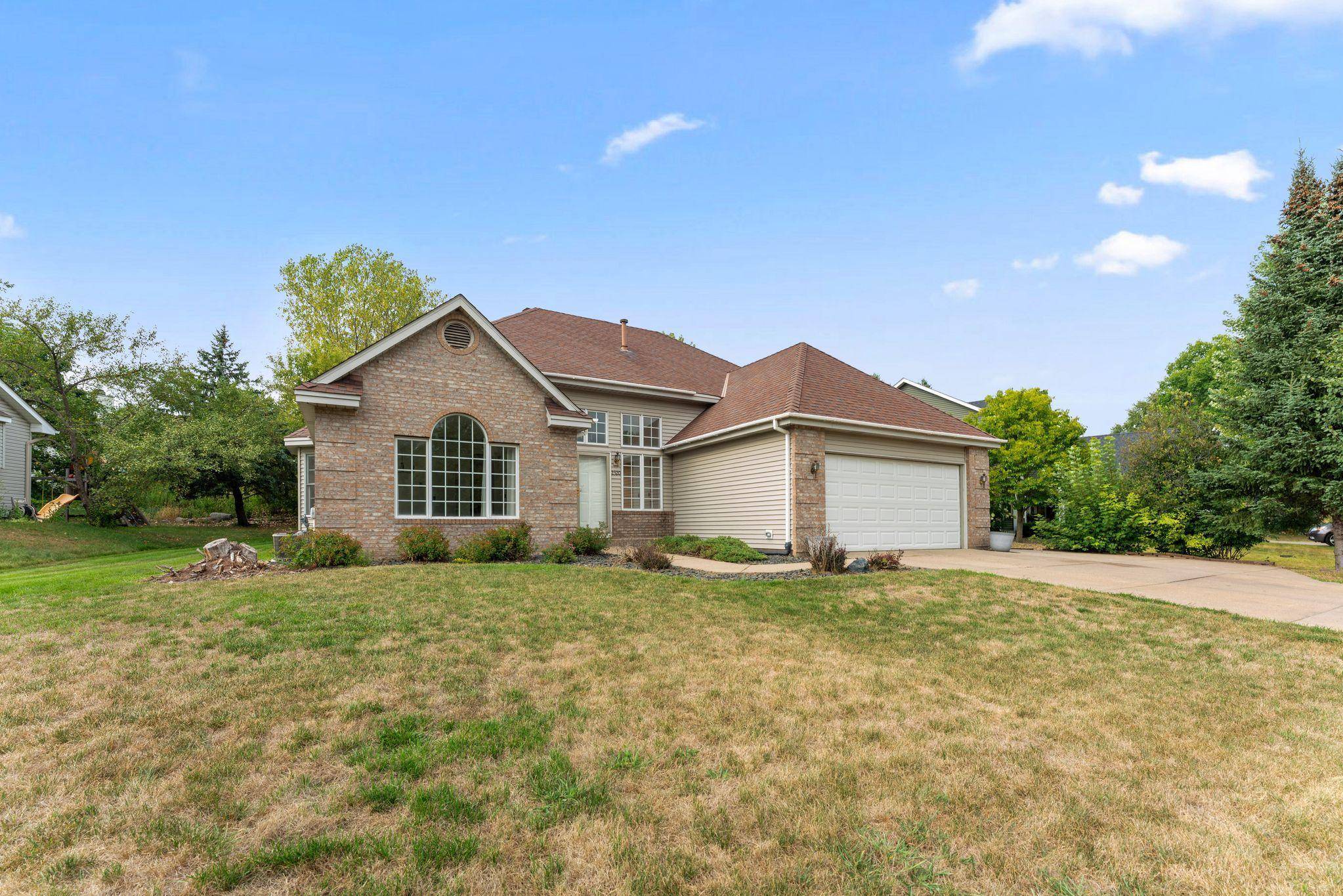 2320 Parkview LN, Woodbury, MN 55125