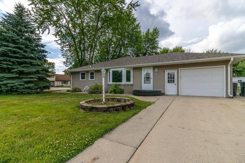 100 Meadow LN, Mankato, MN 56001