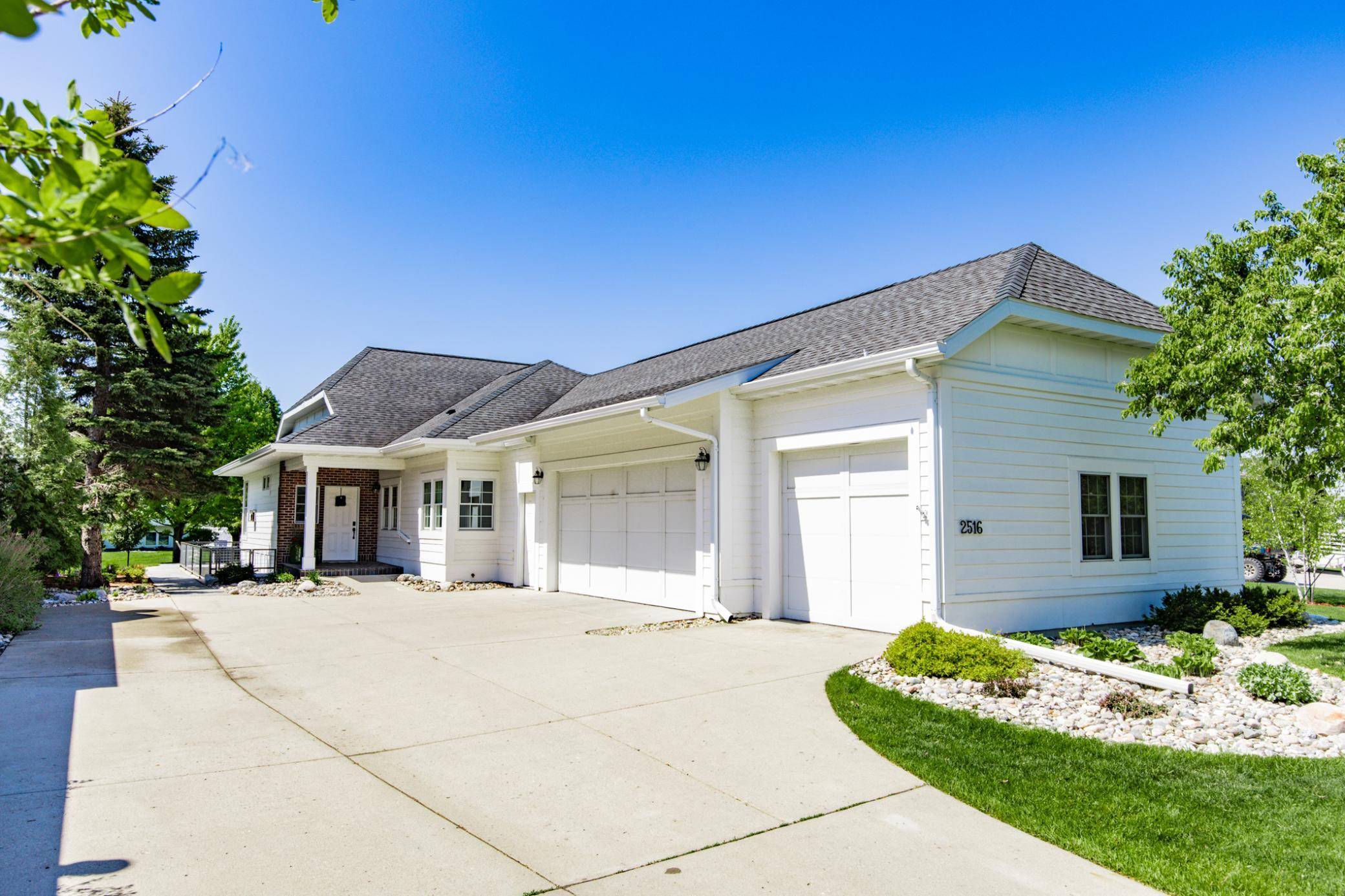 2516 Rose Creek Pkwy S, Fargo, ND 58104