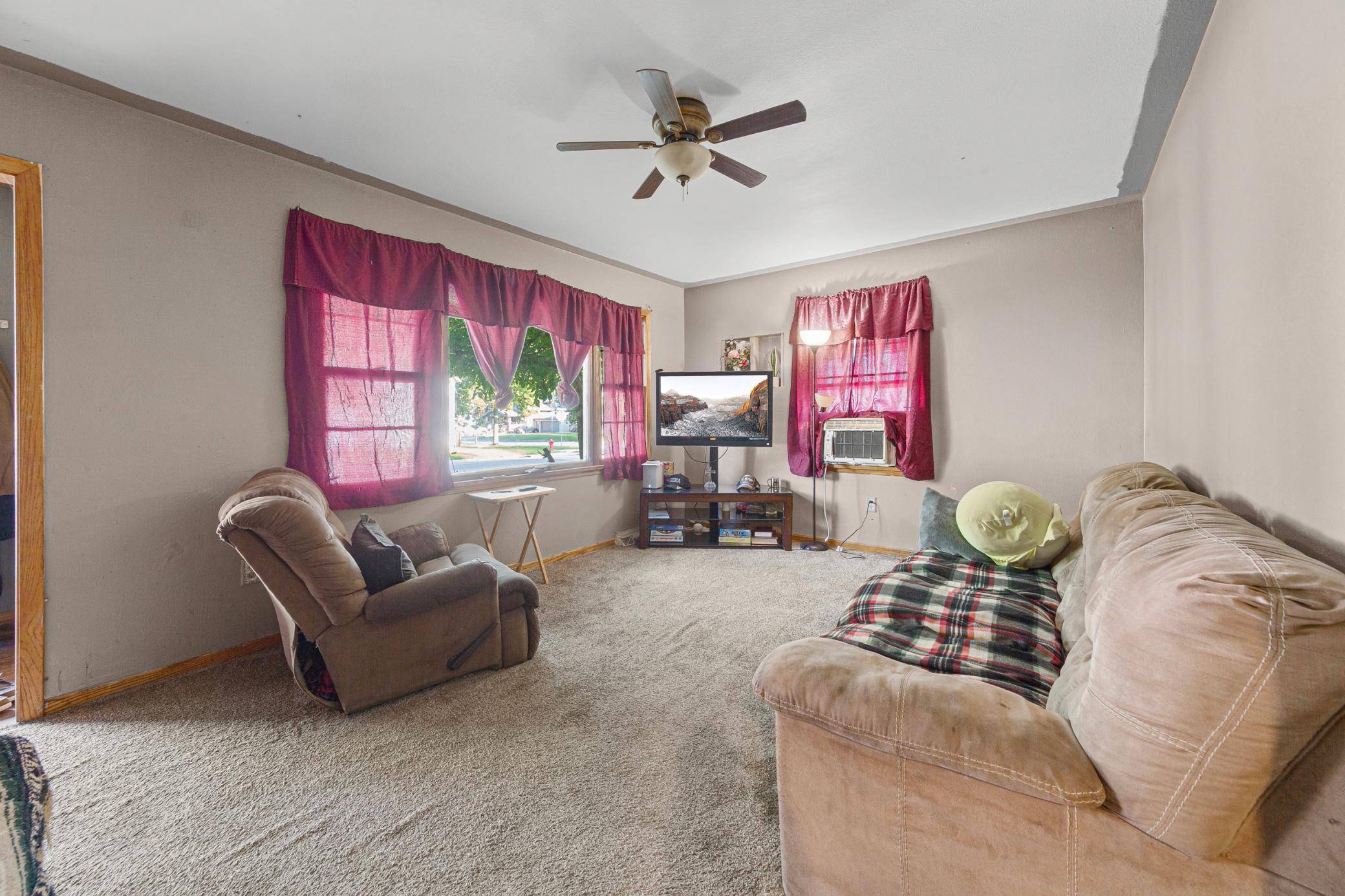 74 S Cordova AVE, Le Center, MN 56057