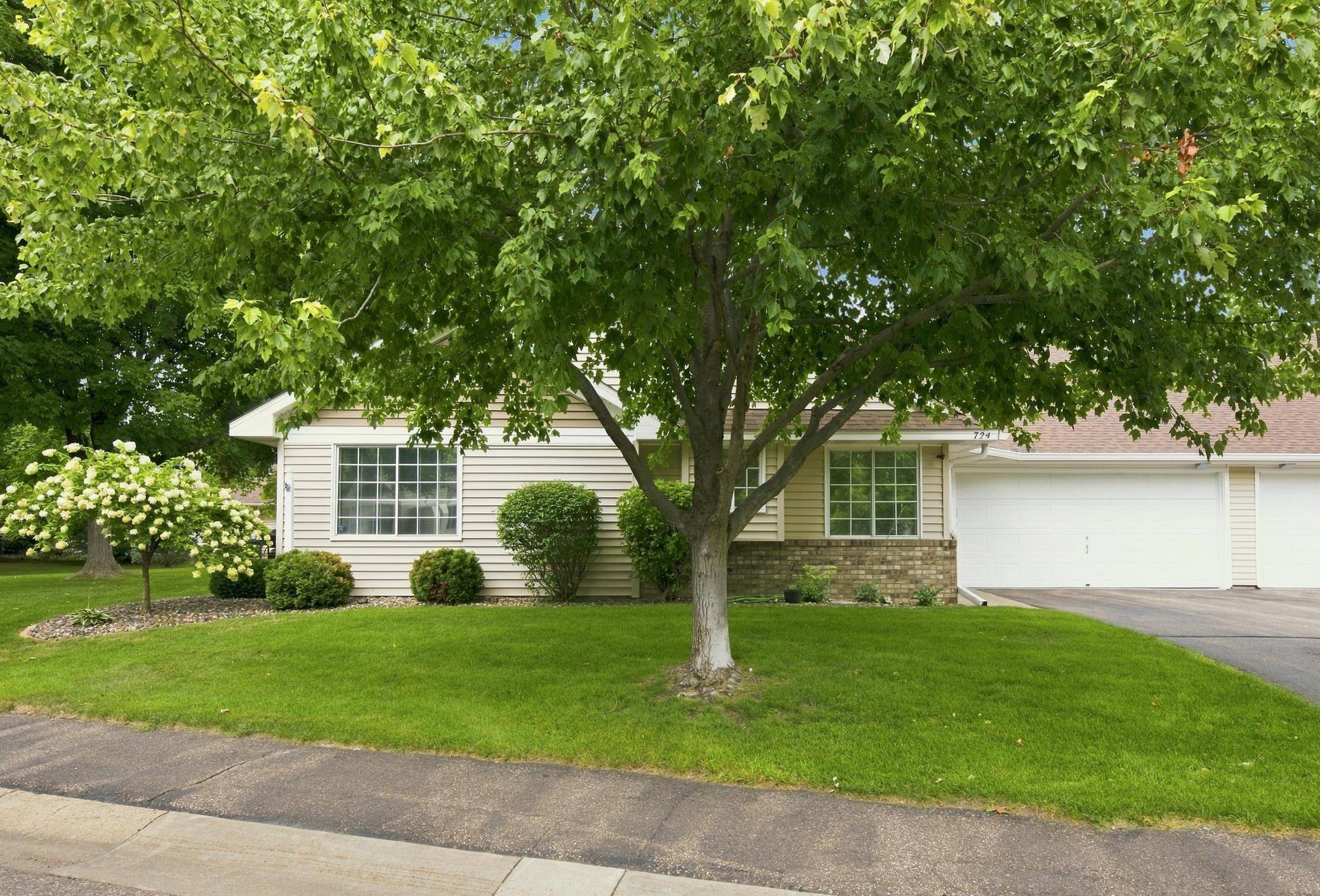 724 85th LN NW, Coon Rapids, MN 55433