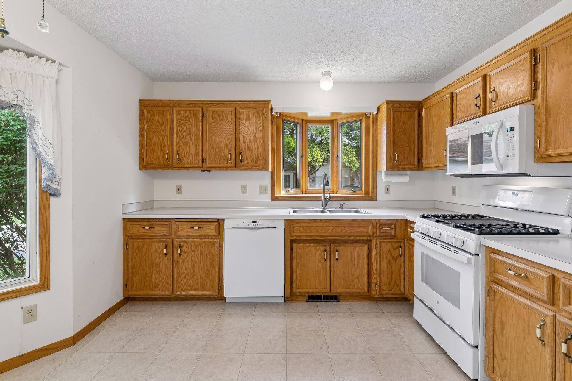 14116 Essex LN, Apple Valley, MN 55124