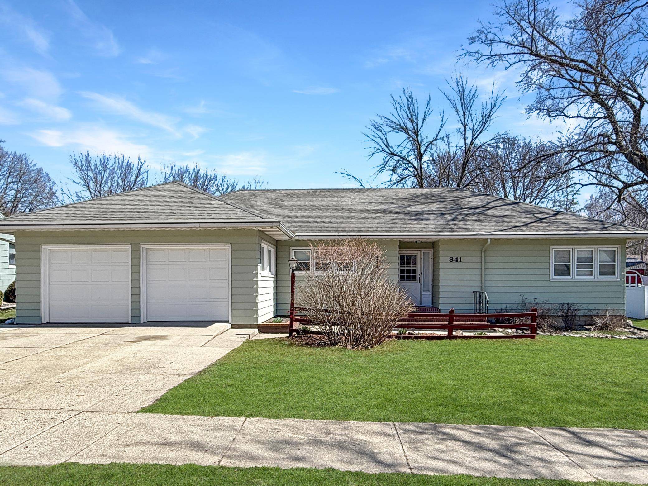 841 Redwood DR, Fairmont, MN 56031