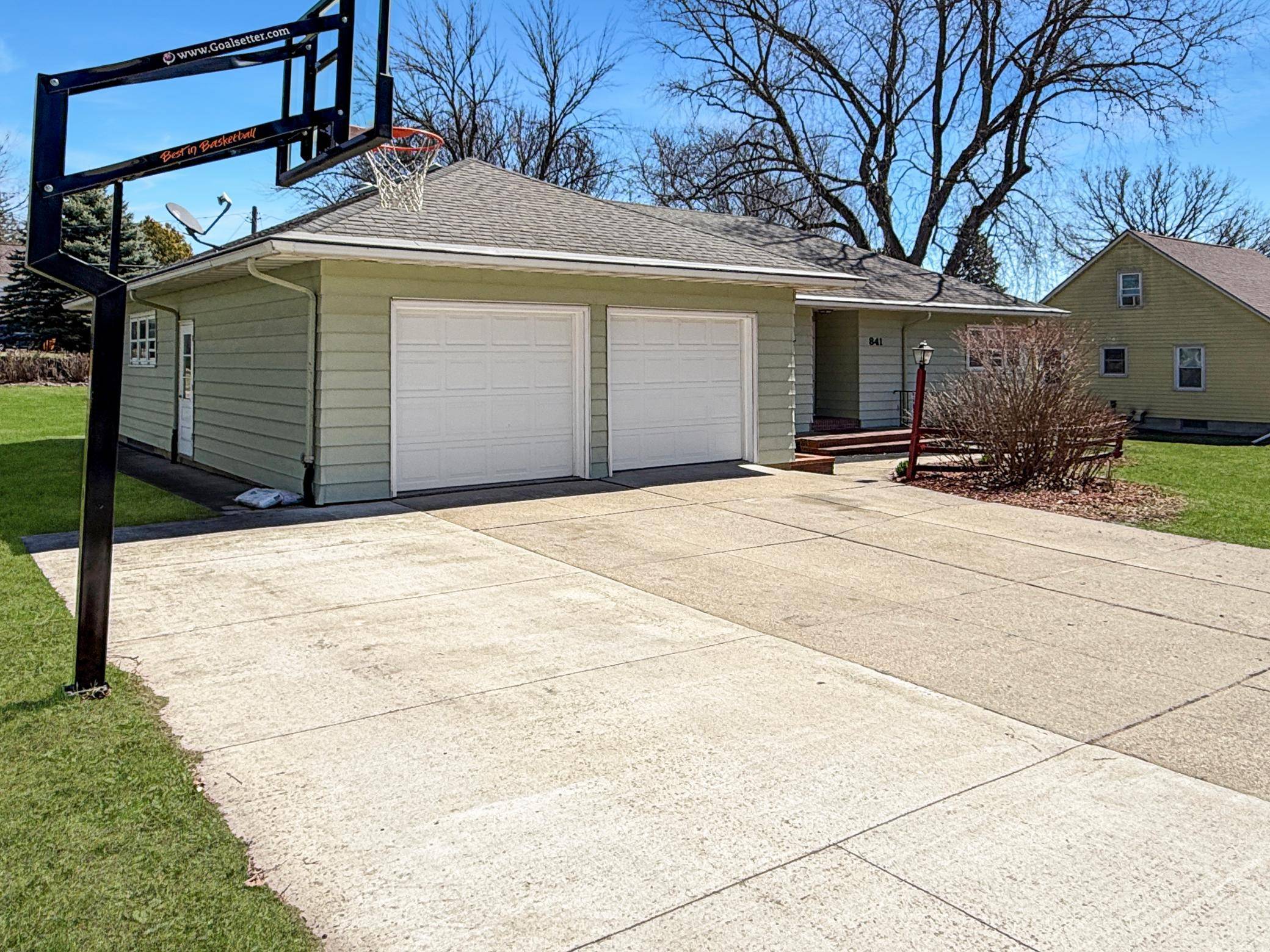 841 Redwood DR, Fairmont, MN 56031