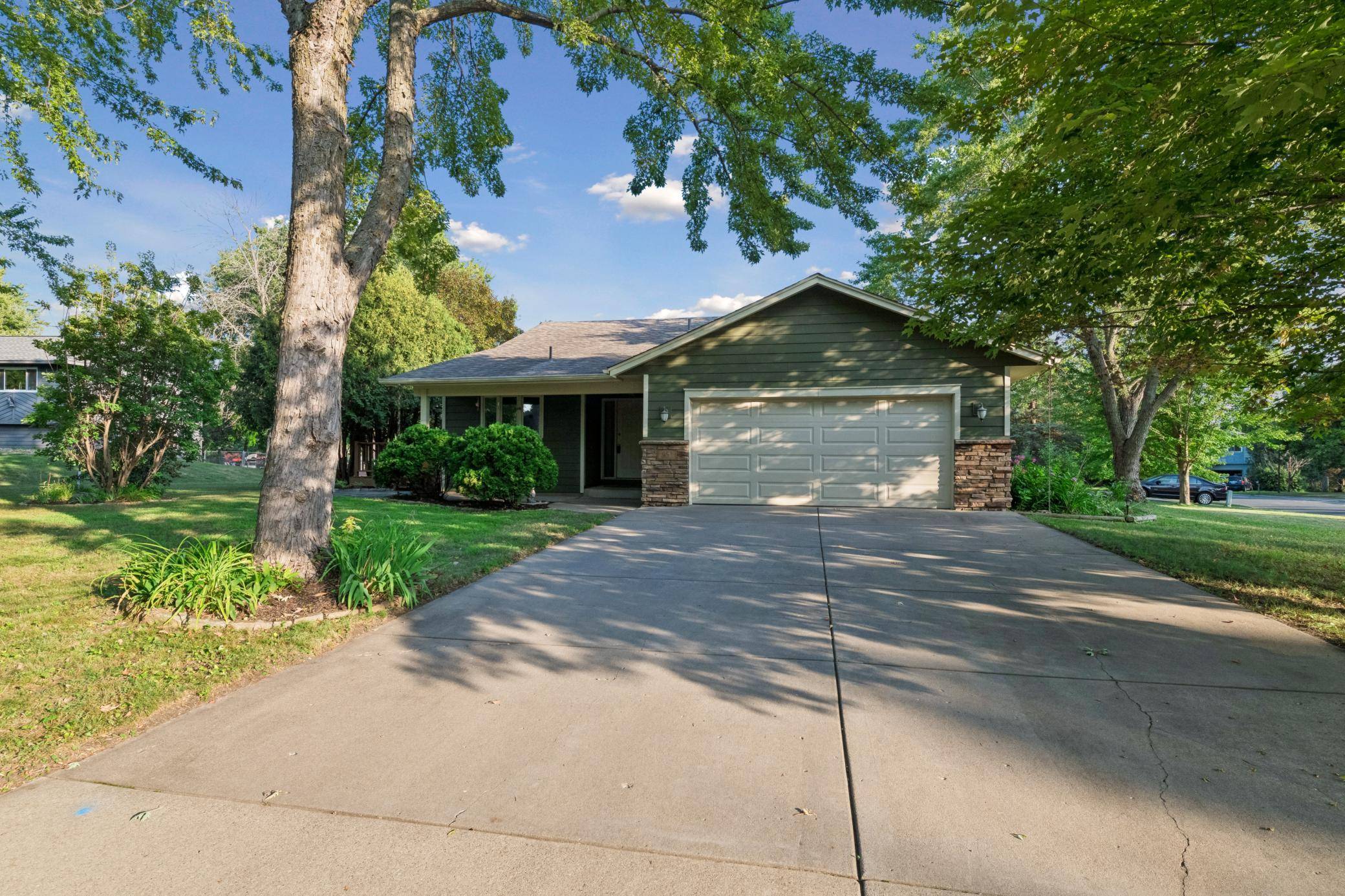 951 Redwing CT, Chanhassen, MN 55317