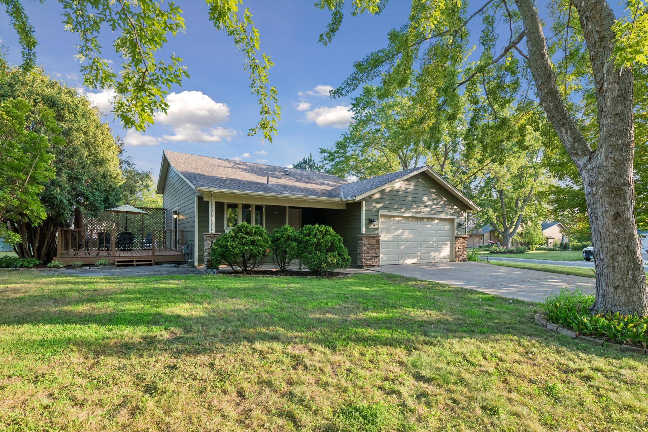 951 Redwing CT, Chanhassen, MN 55317
