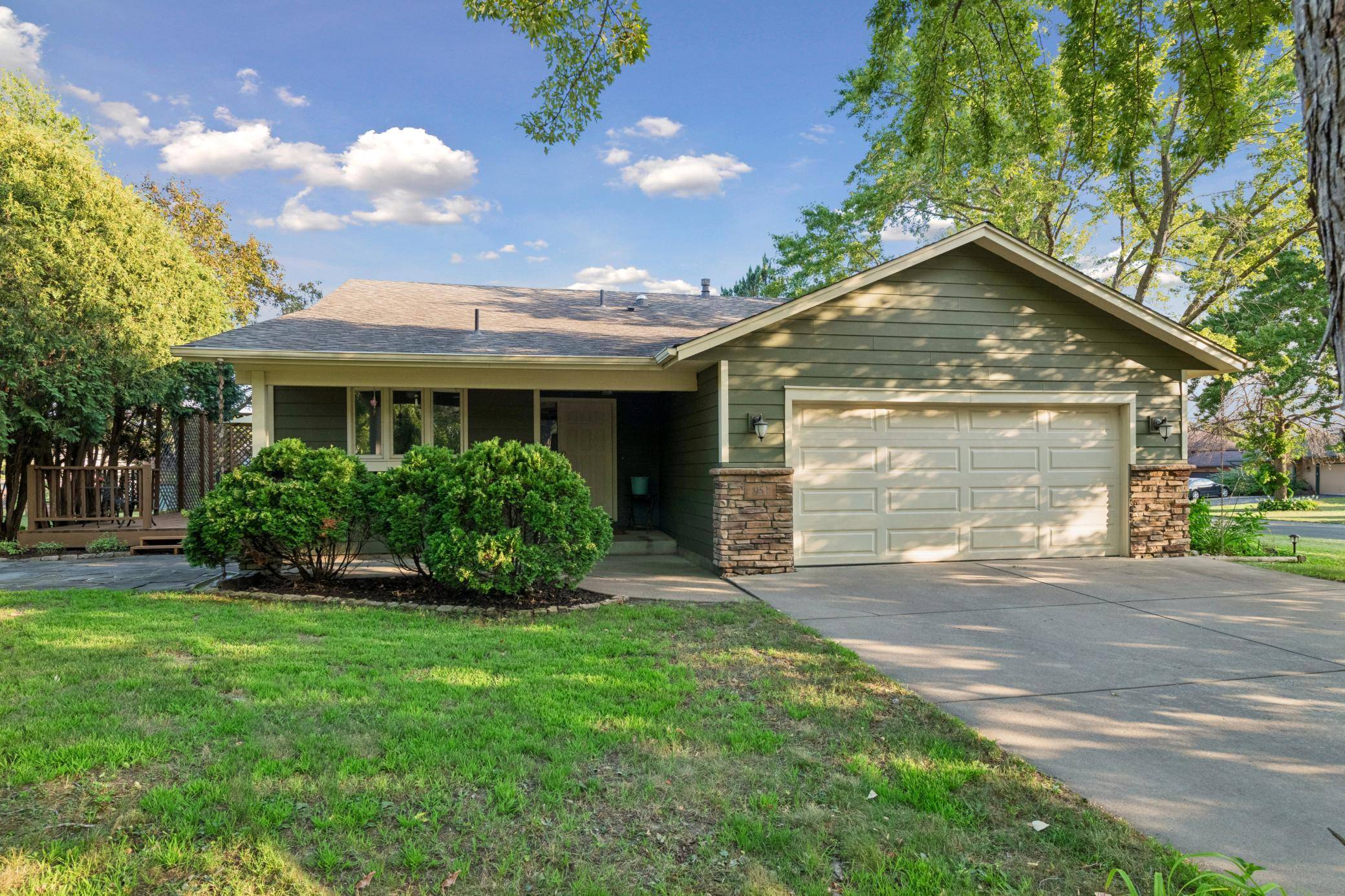 951 Redwing CT, Chanhassen, MN 55317