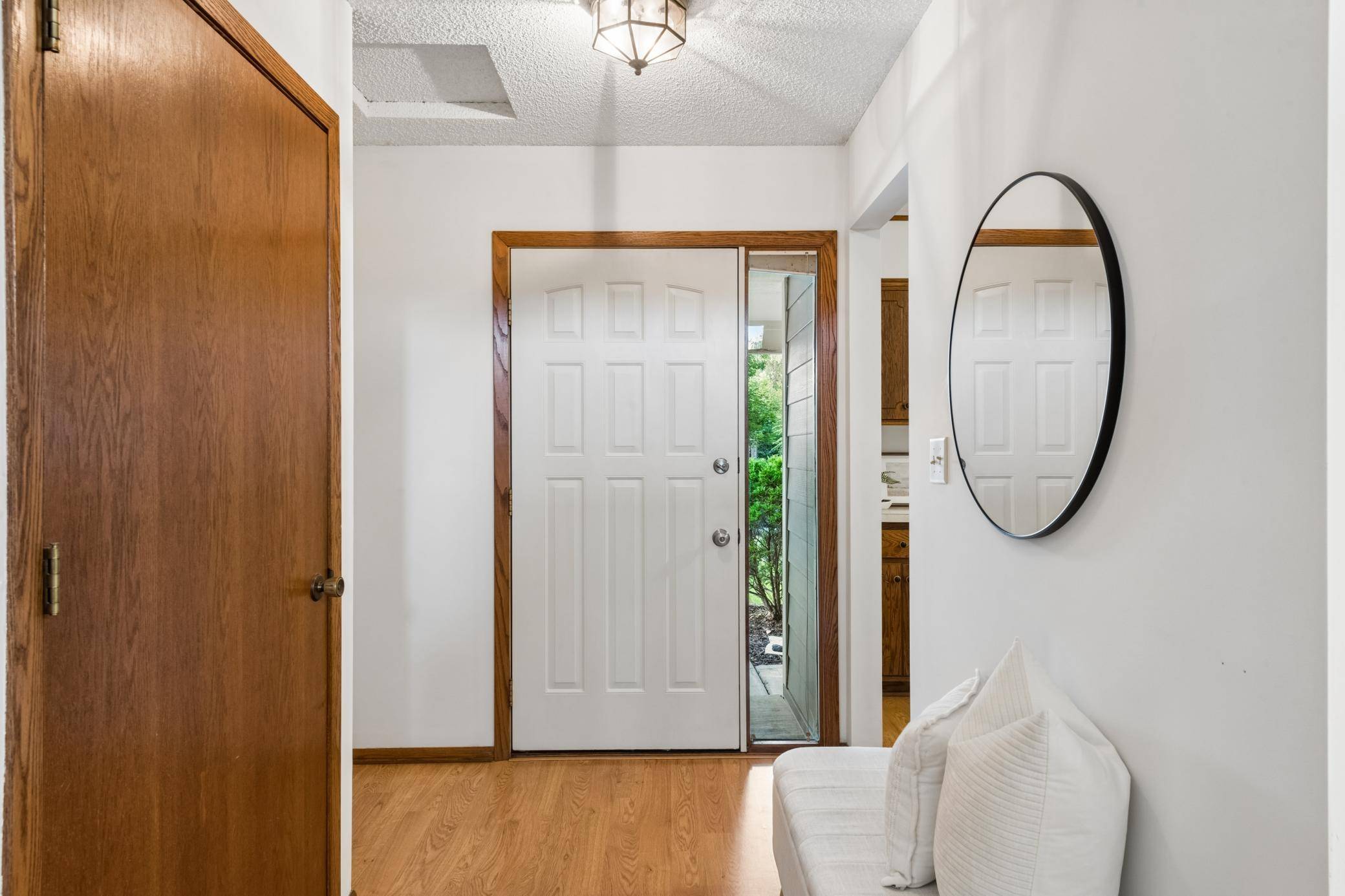 951 Redwing CT, Chanhassen, MN 55317