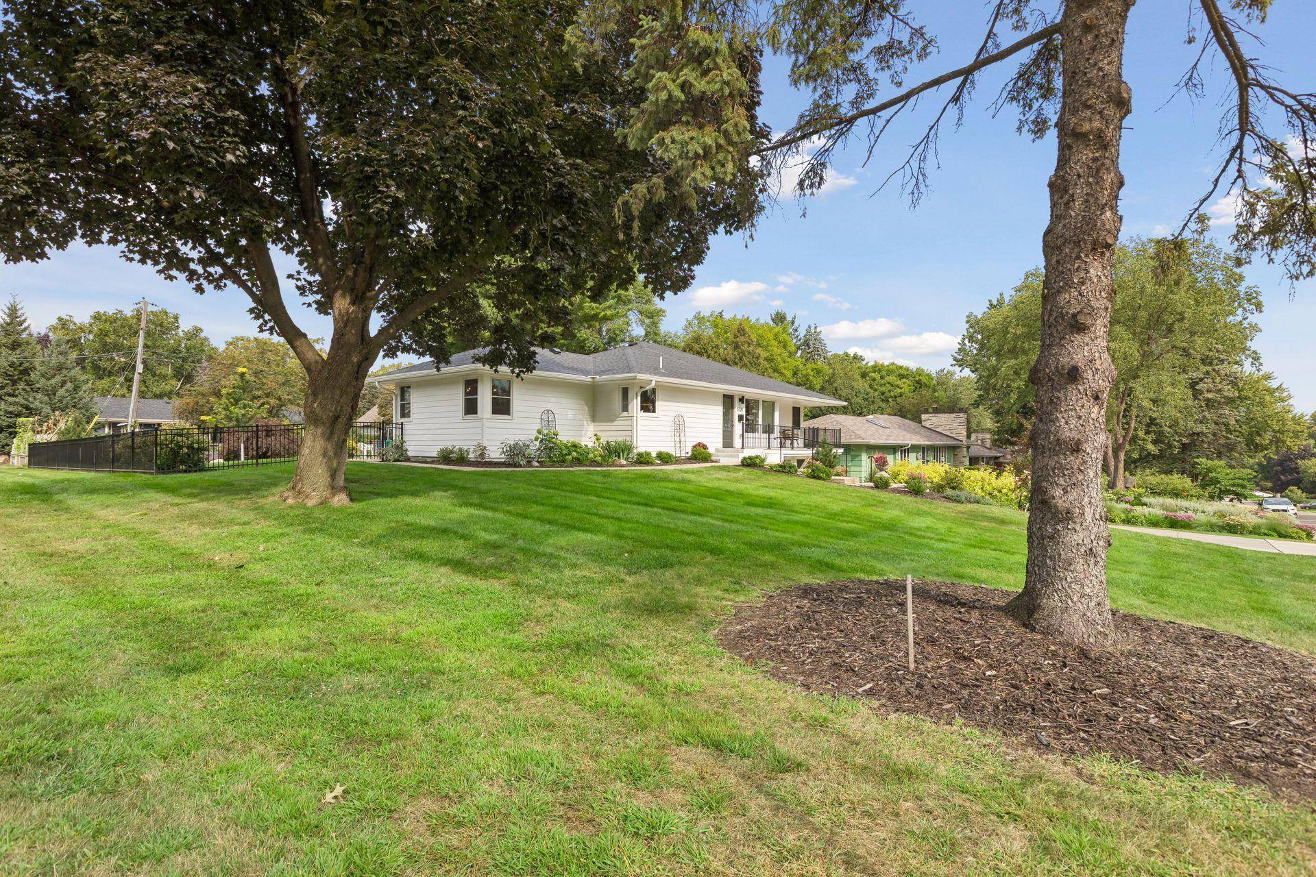 5724 Code AVE, Edina, MN 55436