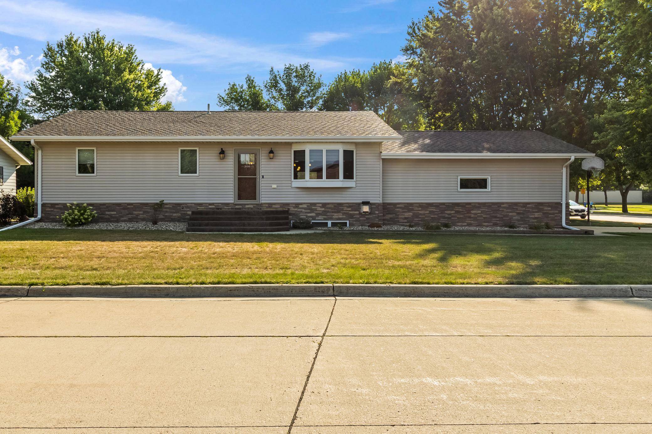 201 12th AVE NW, Pipestone, MN 56164