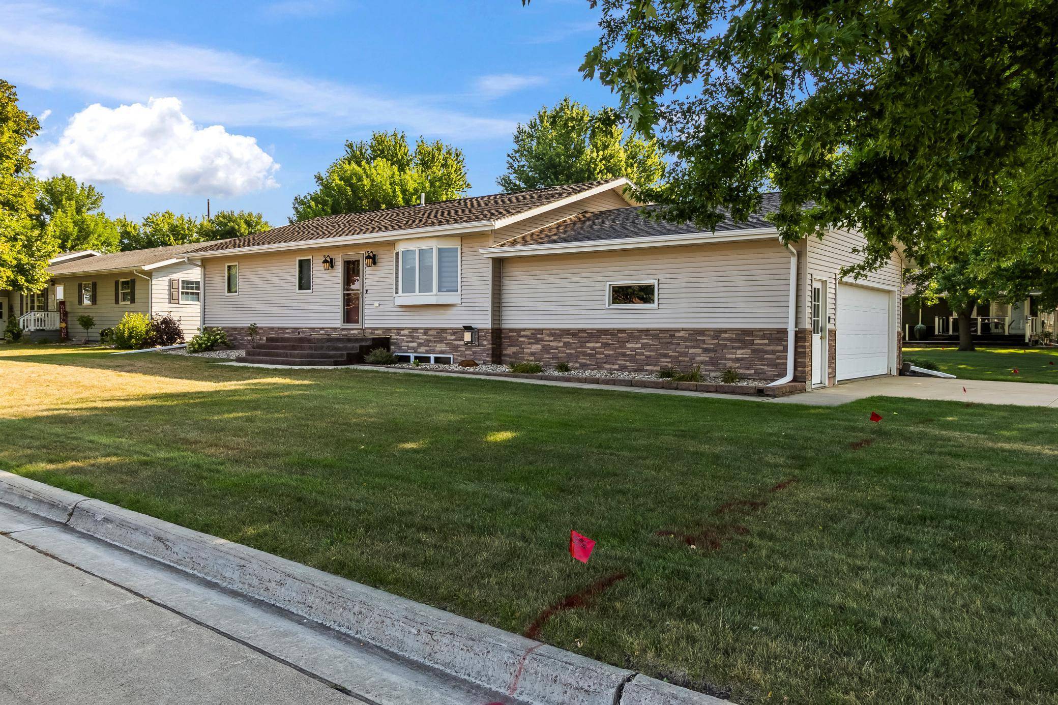 201 12th AVE NW, Pipestone, MN 56164
